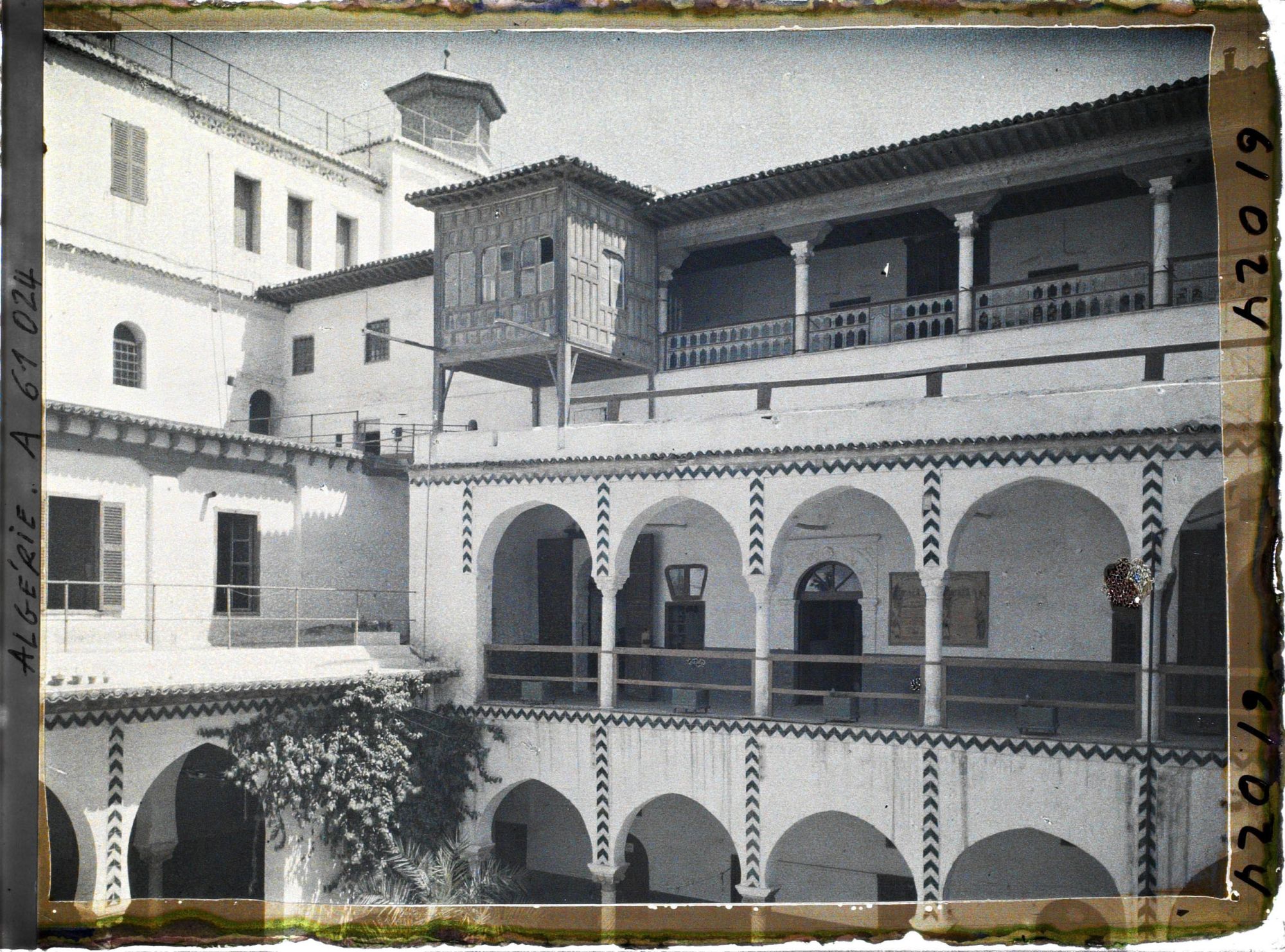Image représentant La cour du palais des deys à la Casbah, avec le pavillon de bois dit "du coup d'éventail" en haut à gauche