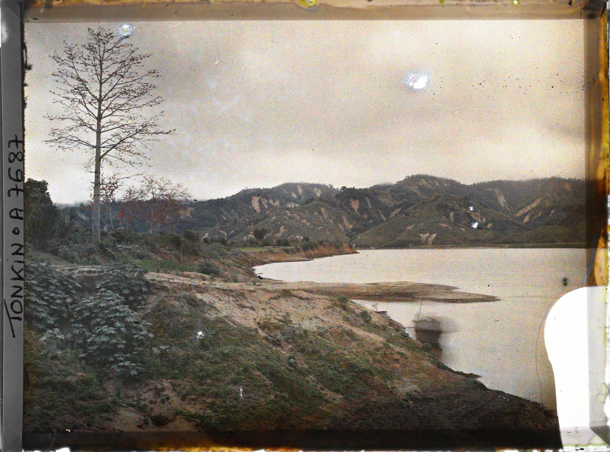 Image représentant Des collines dénudées au bord de la rivière Noire