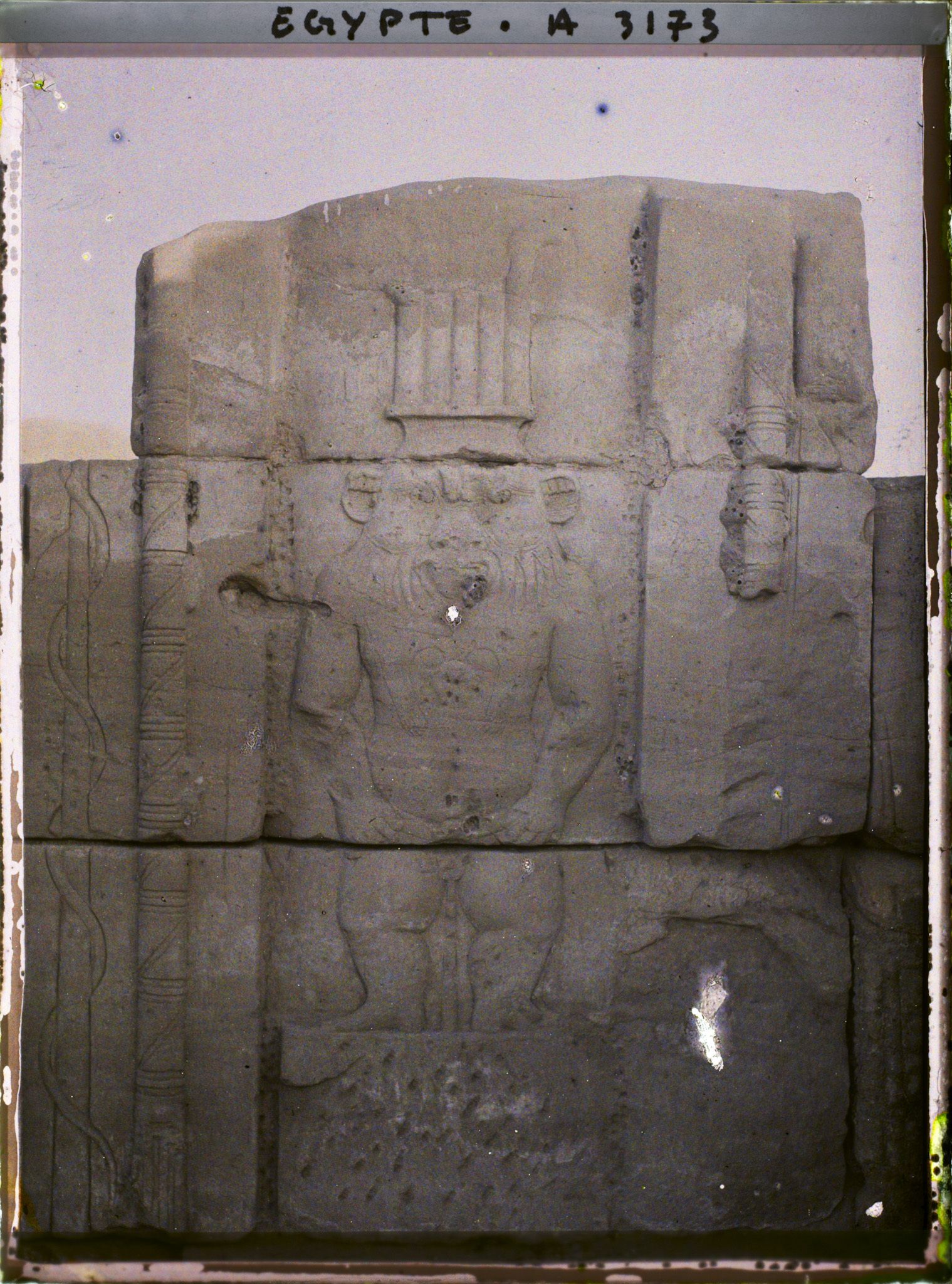 Image représentant Dieu Bès dans le sanctuaire de Mout