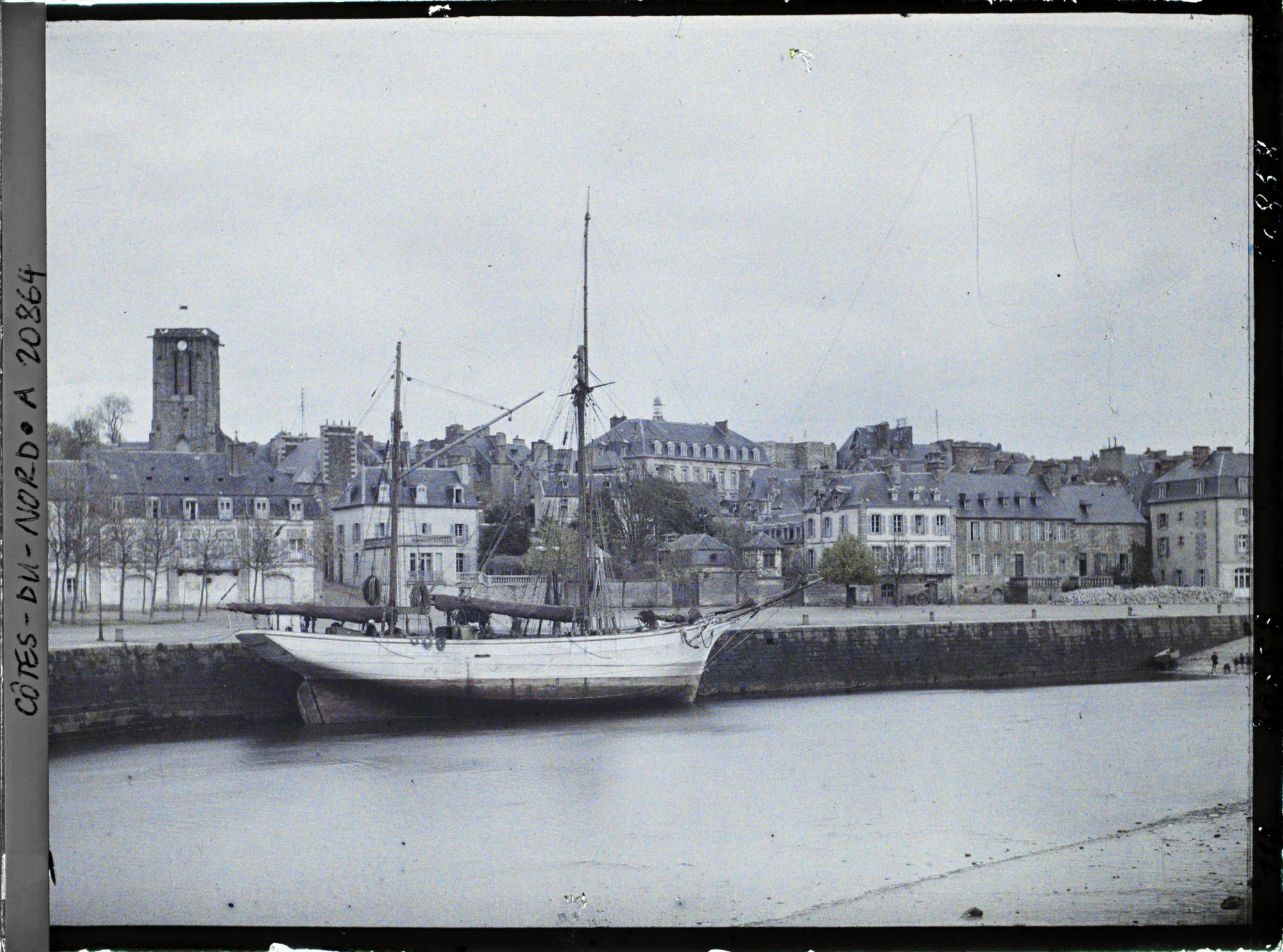 Image représentant Le quai d'Aiguillon avec à gauche la tour de l'église Saint-Jean-du-Baly