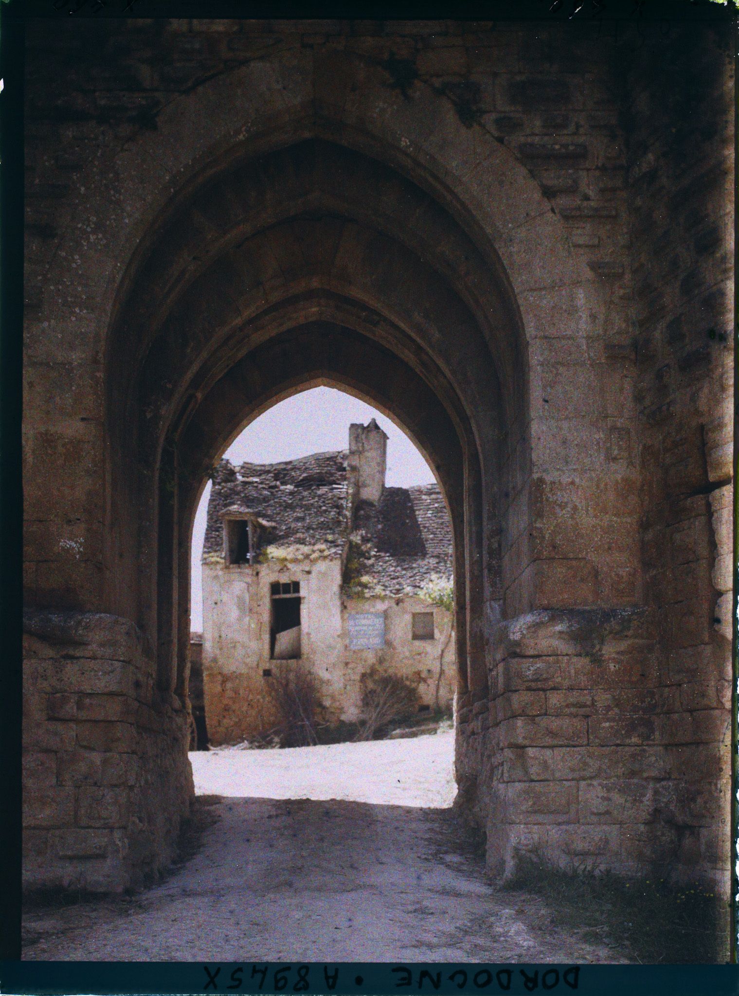 Image représentant France, Domme, La porte des tours vue du dehors de la ville avec la vieille maison dans le fond