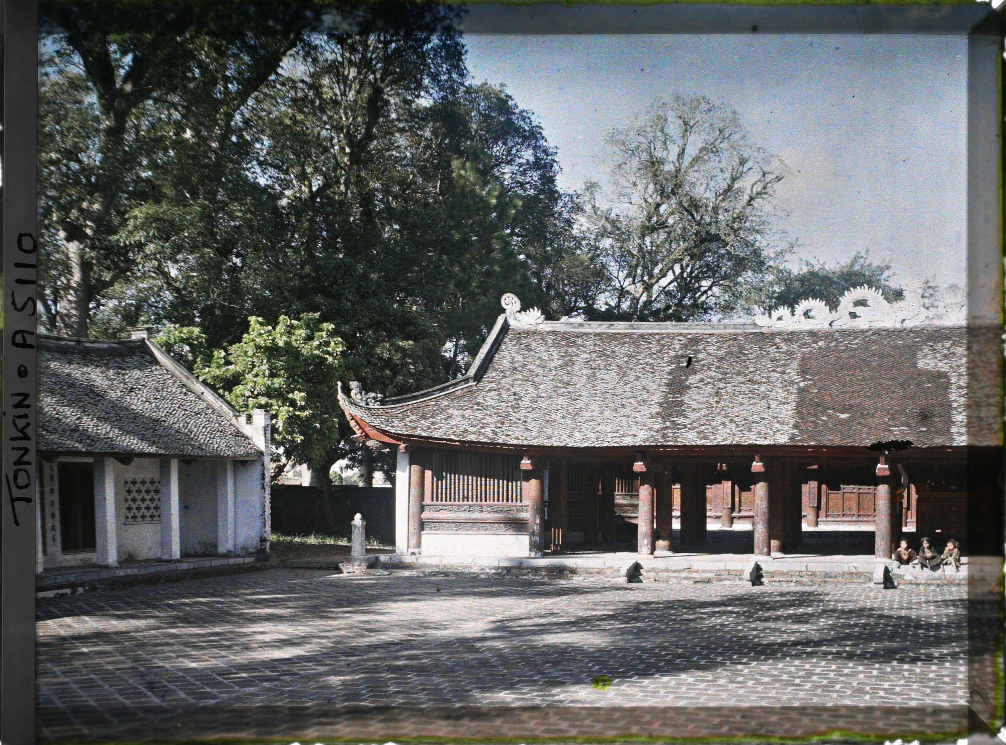 Image représentant Un bâtiment au nord de la quatrième cour de Van-mieu, temple confucéen de la " Culture littéraire ", dans le quartier de la Citadelle (route de Sinh-tu)