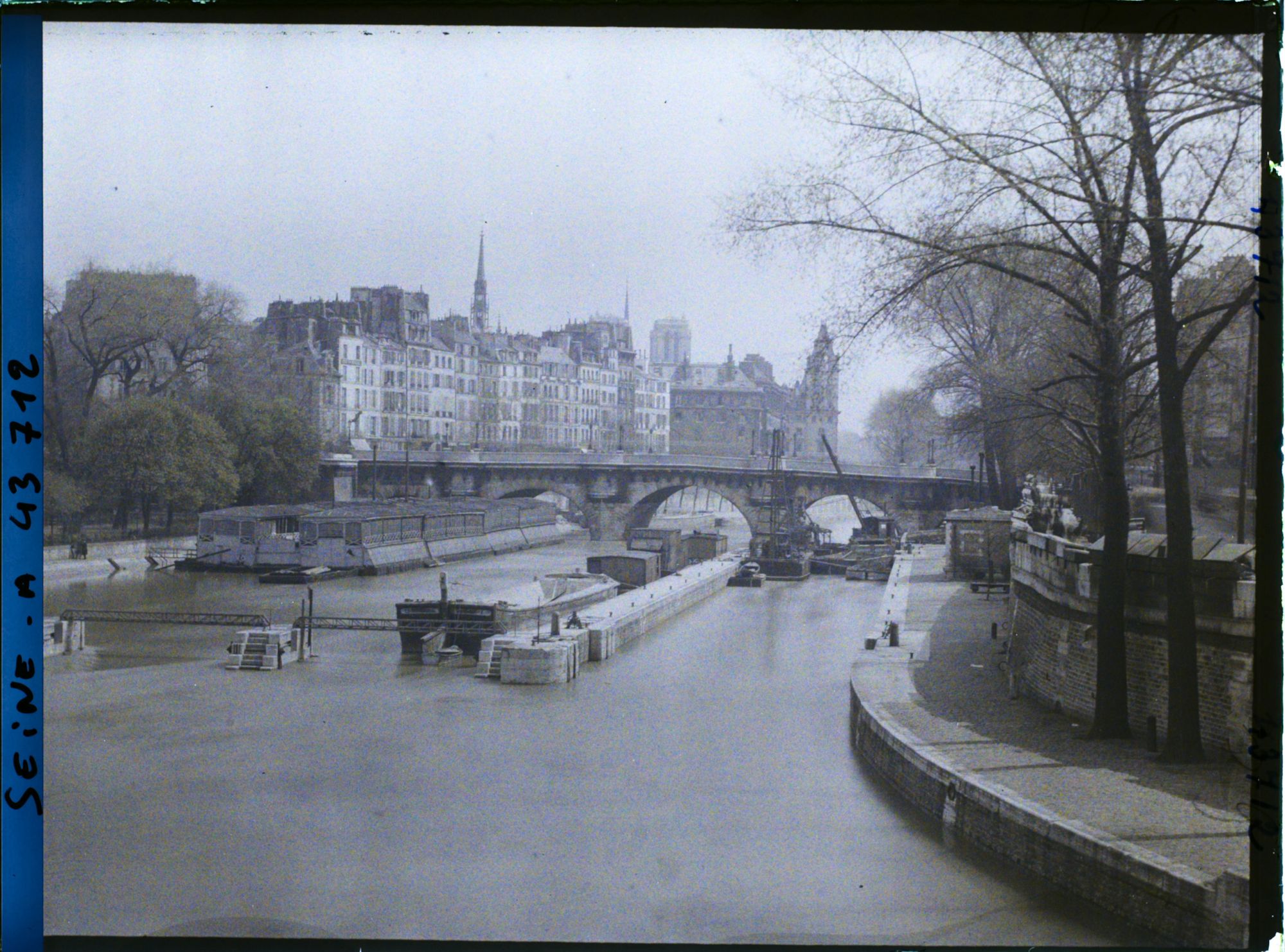 Image représentant Le barrage de la Monnaie et le Pont-Neuf depuis le pont des Arts, quai de Conti