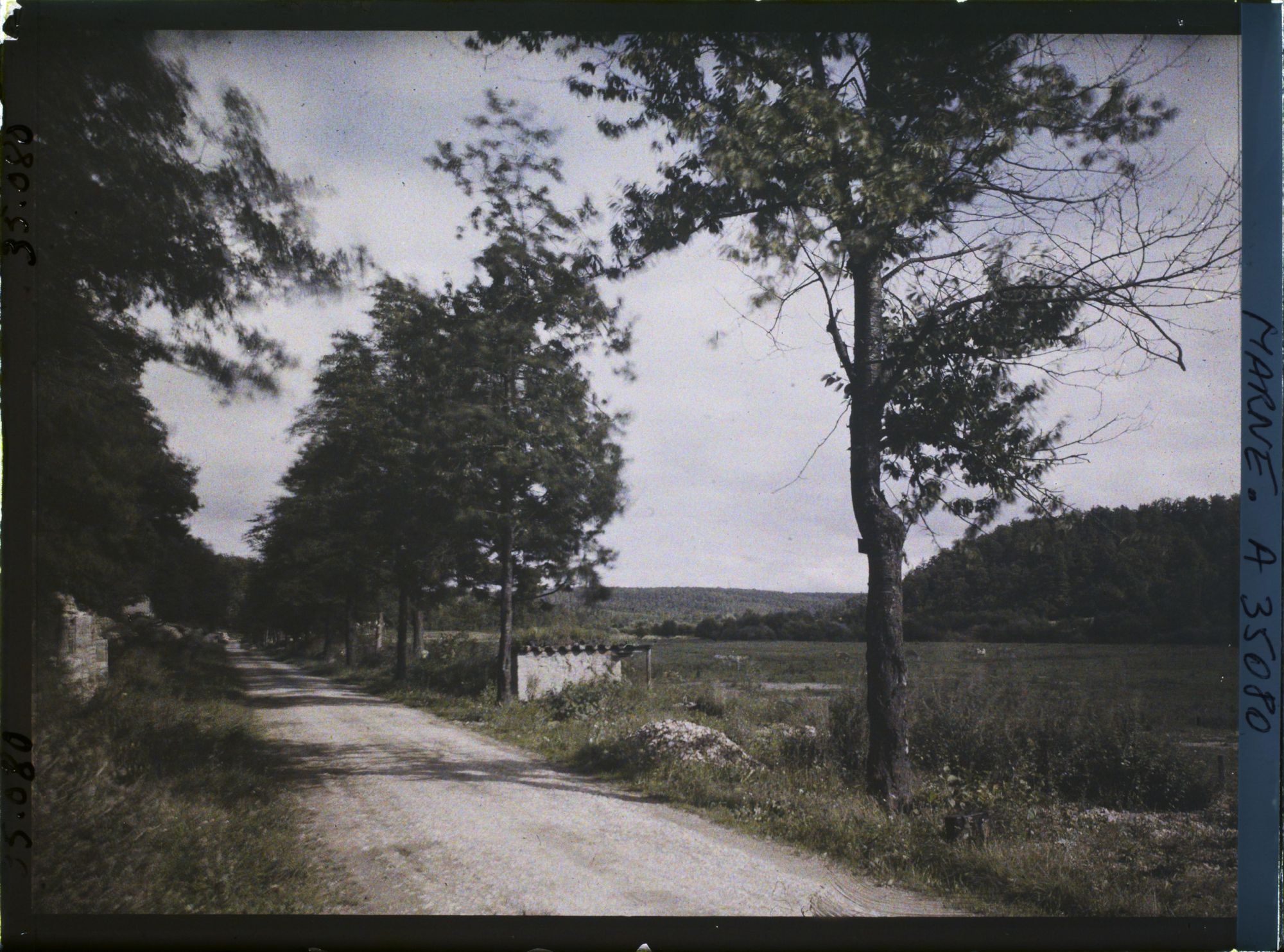 Image représentant France, De la Harazée au Four de Paris , Aspect de la route menant au Four de Paris