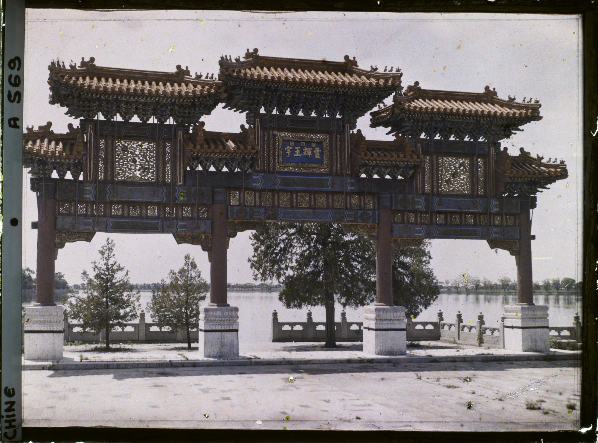 Image représentant Un portique devant un embarcadère, palais d'Été Yiheyuan ("  jardin de la Concorde Entretenue  ")