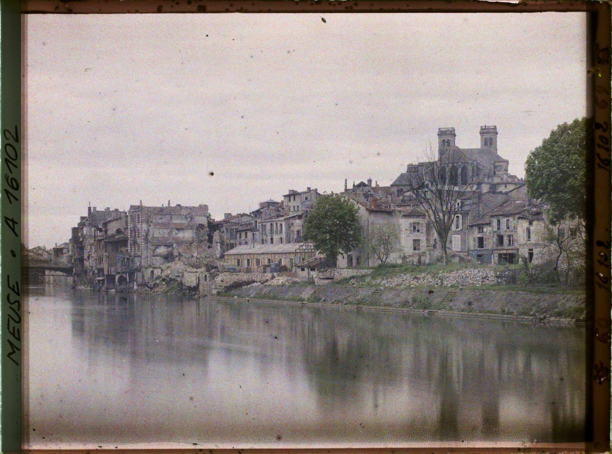 Image représentant France, Verdun, Les bords de la Meuse et la Cathédrale, prise du Pont Chaussée