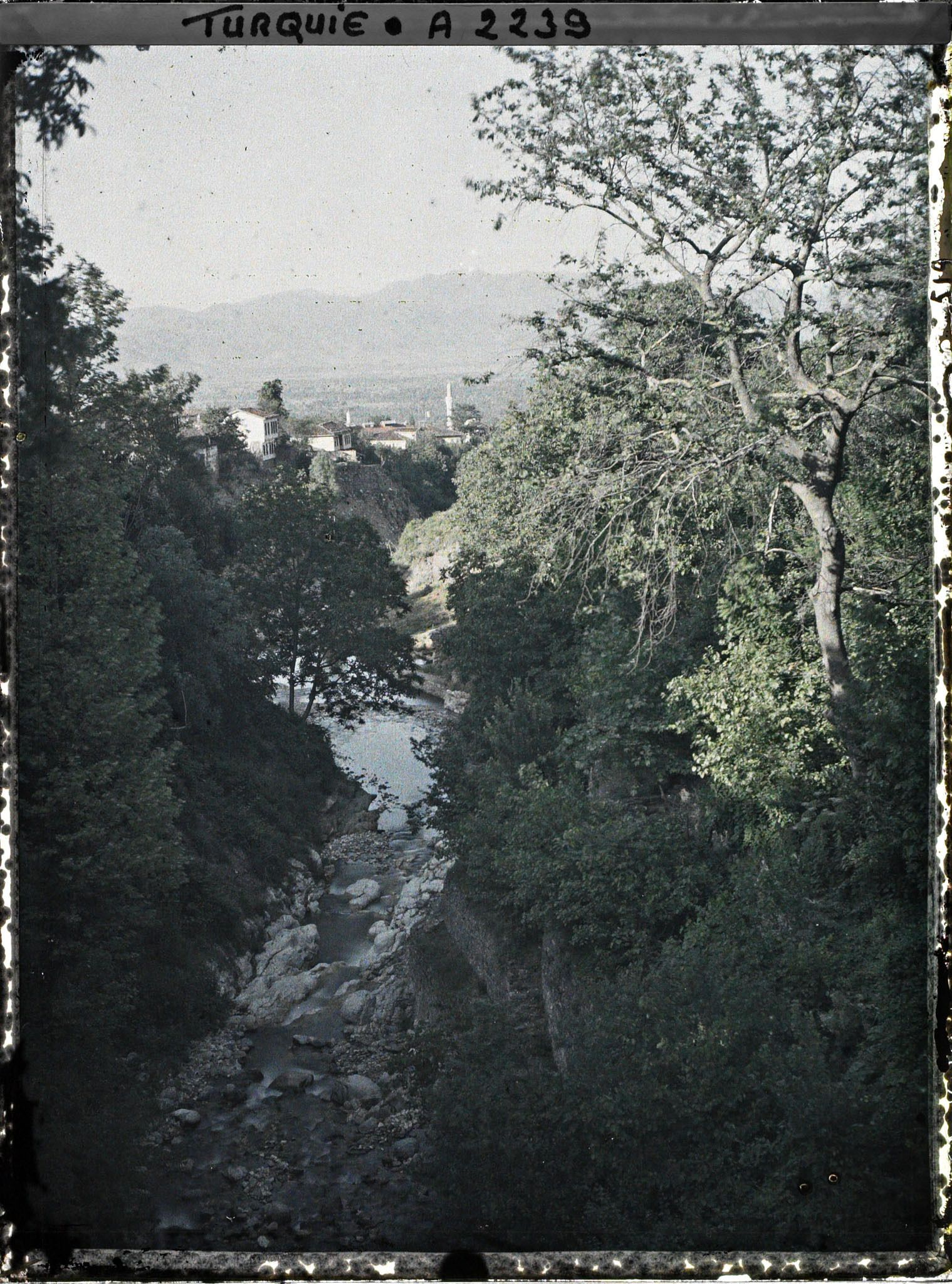 Image représentant Le fleuve Gökdere et quelques maisons