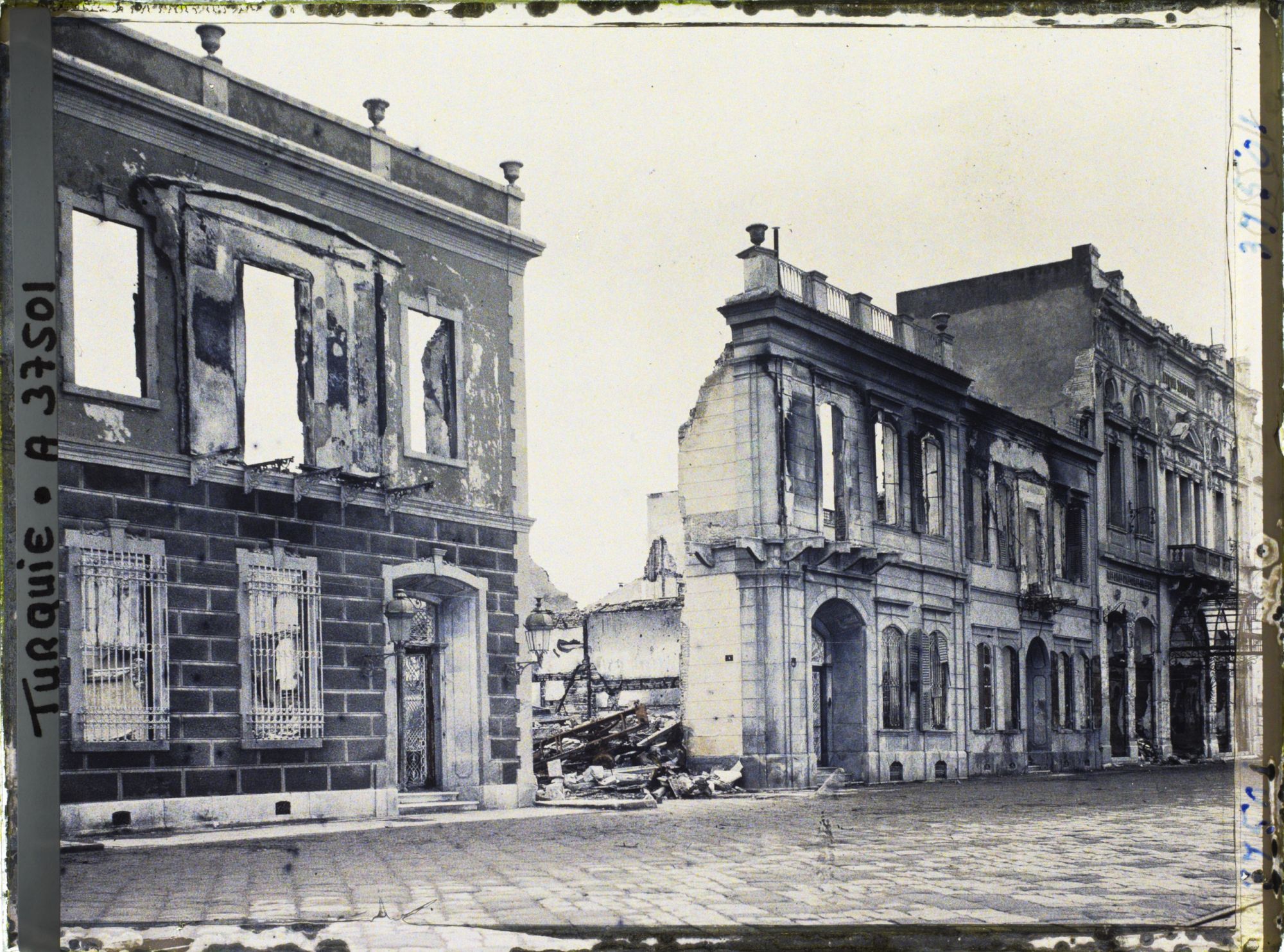 Image représentant Bâtiments incendiés le long des quais