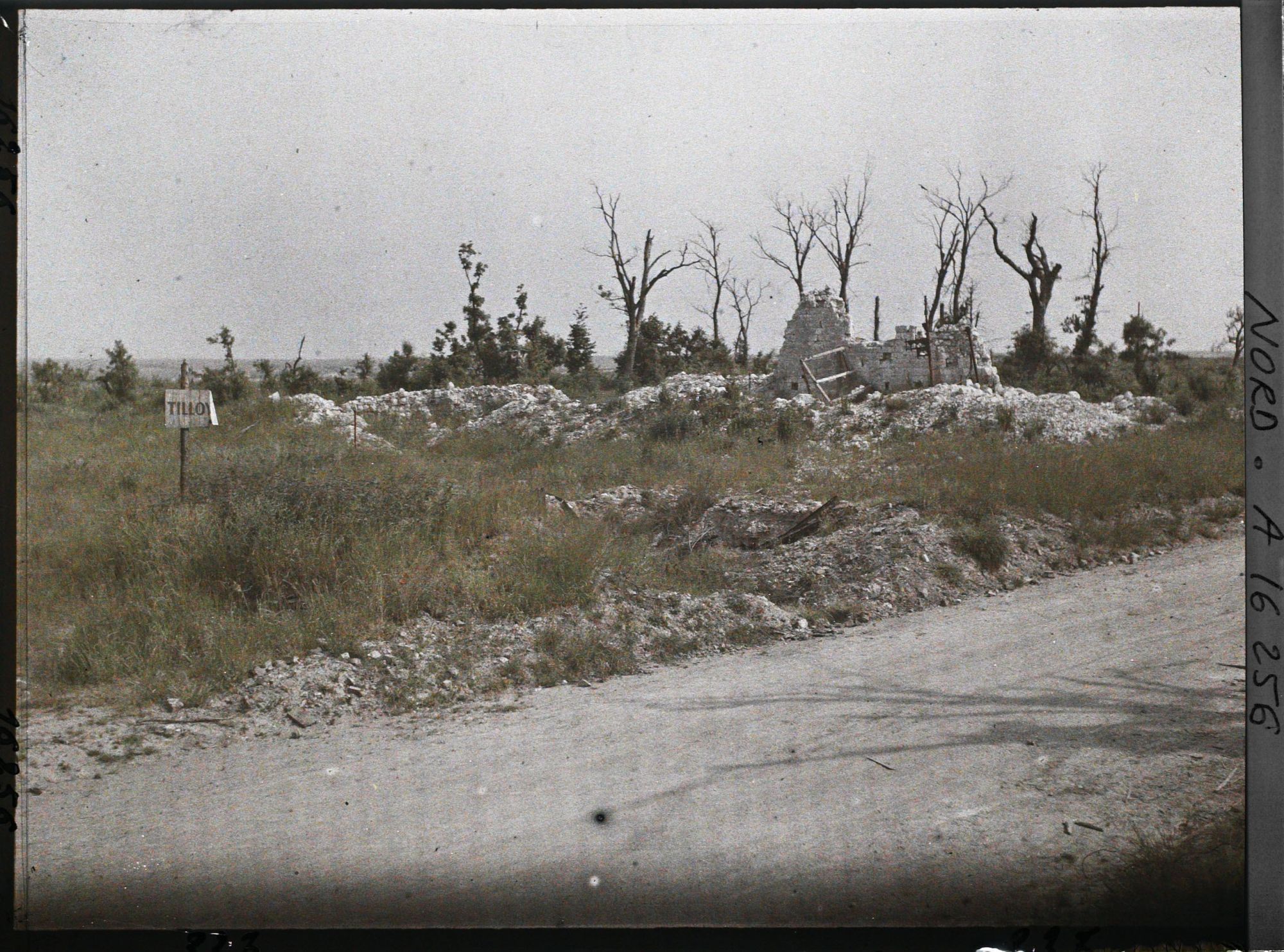 Image représentant France, Tilloy, Les restes de l'Eglise, la plaque indiquant l'emplacement de la Mairie
