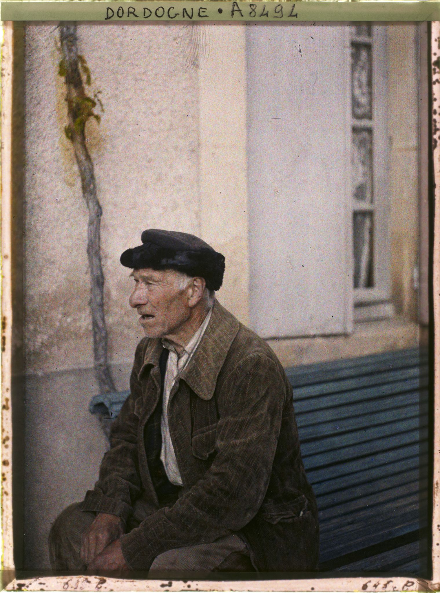 Image représentant France, Les Eyzies, Le père Jean Labeille 74 ans née dans la commune des Eyzies