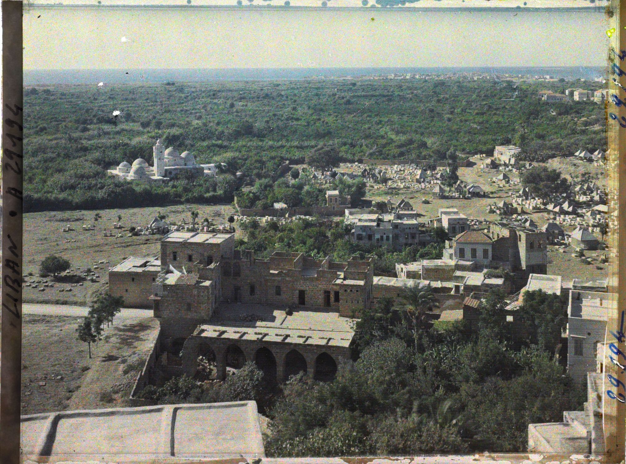 Image représentant Panorama avec la mosquée de Taylan à gauche et le cimetière musulman à droite