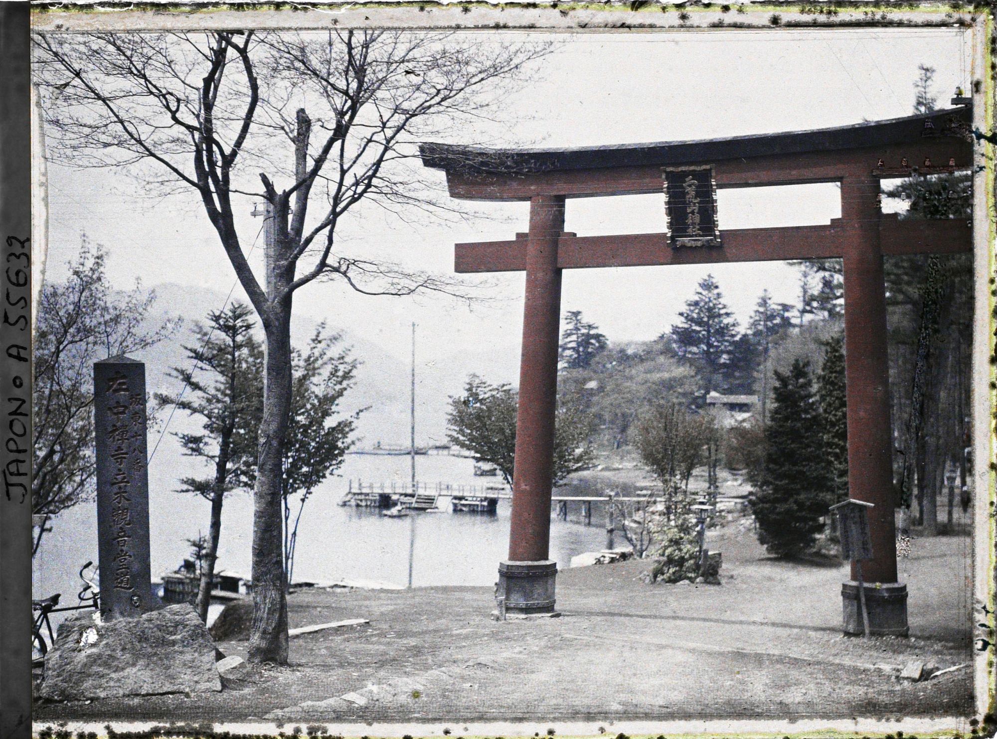 Image représentant Torii au bord du lac Chuzenji