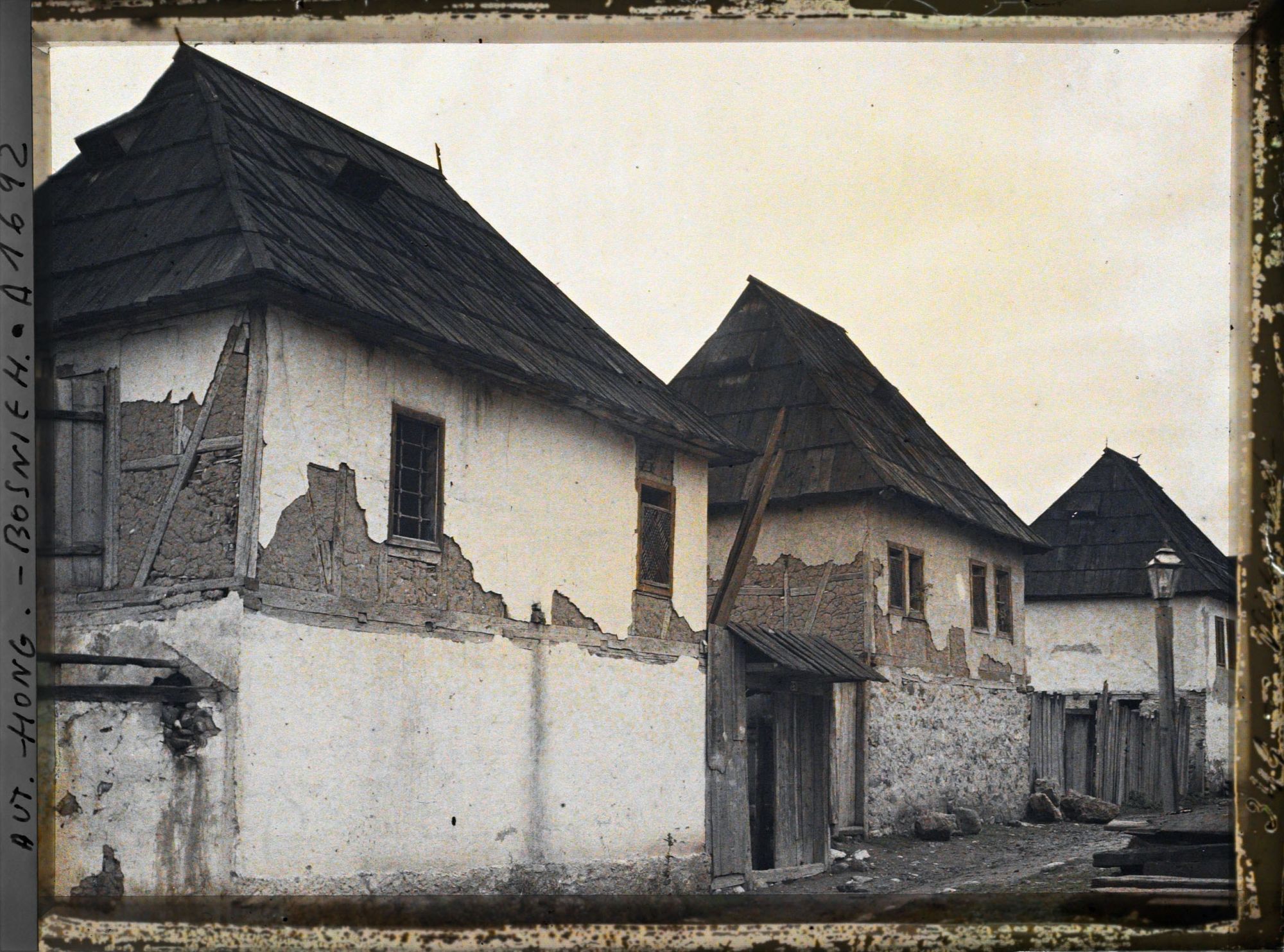 Image représentant Trois maisons pour montrer tous les détails de la construction