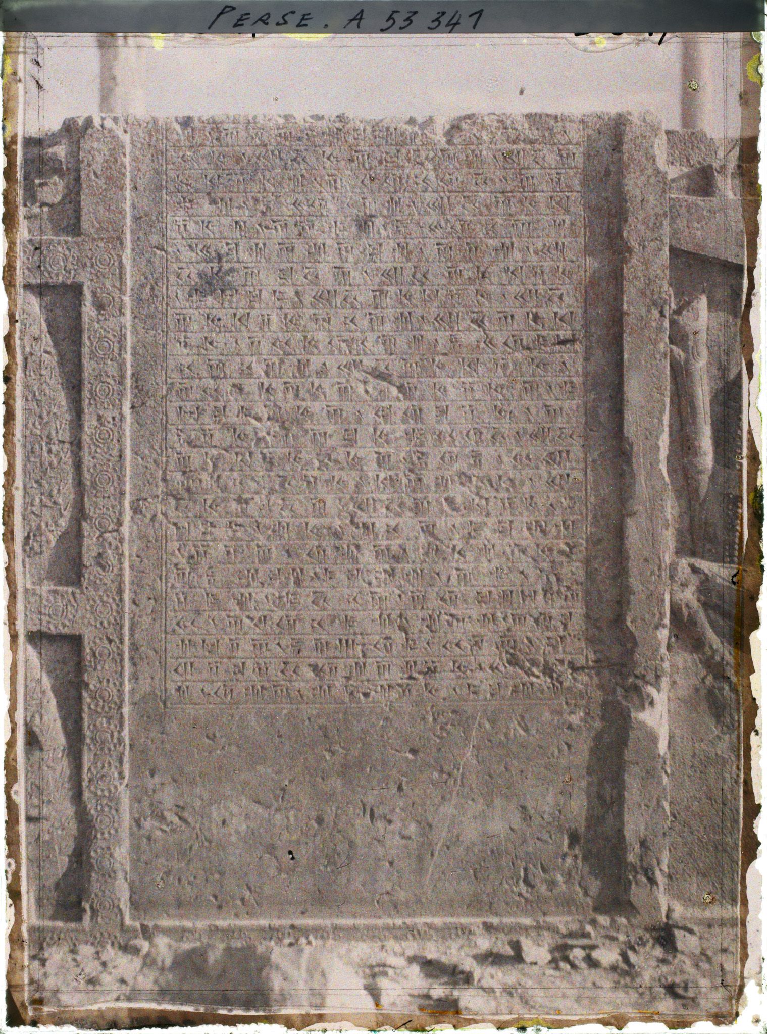 Image représentant Escalier nord de l'Apadana, inscriptions cunéiformes