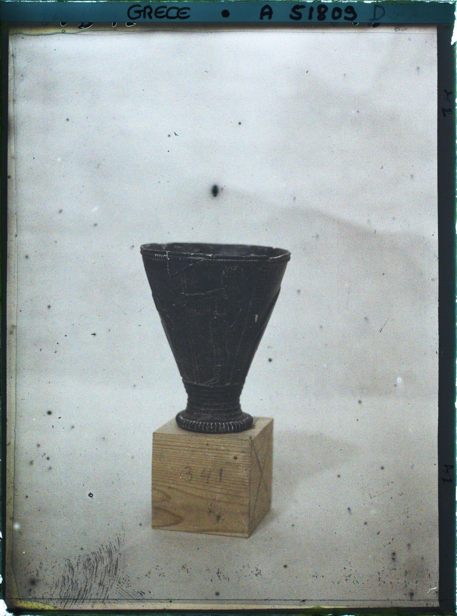 Image représentant Musée archéologique - "Vase du chef" : gobelet en stéatite provenant du site d'Haghia Triada