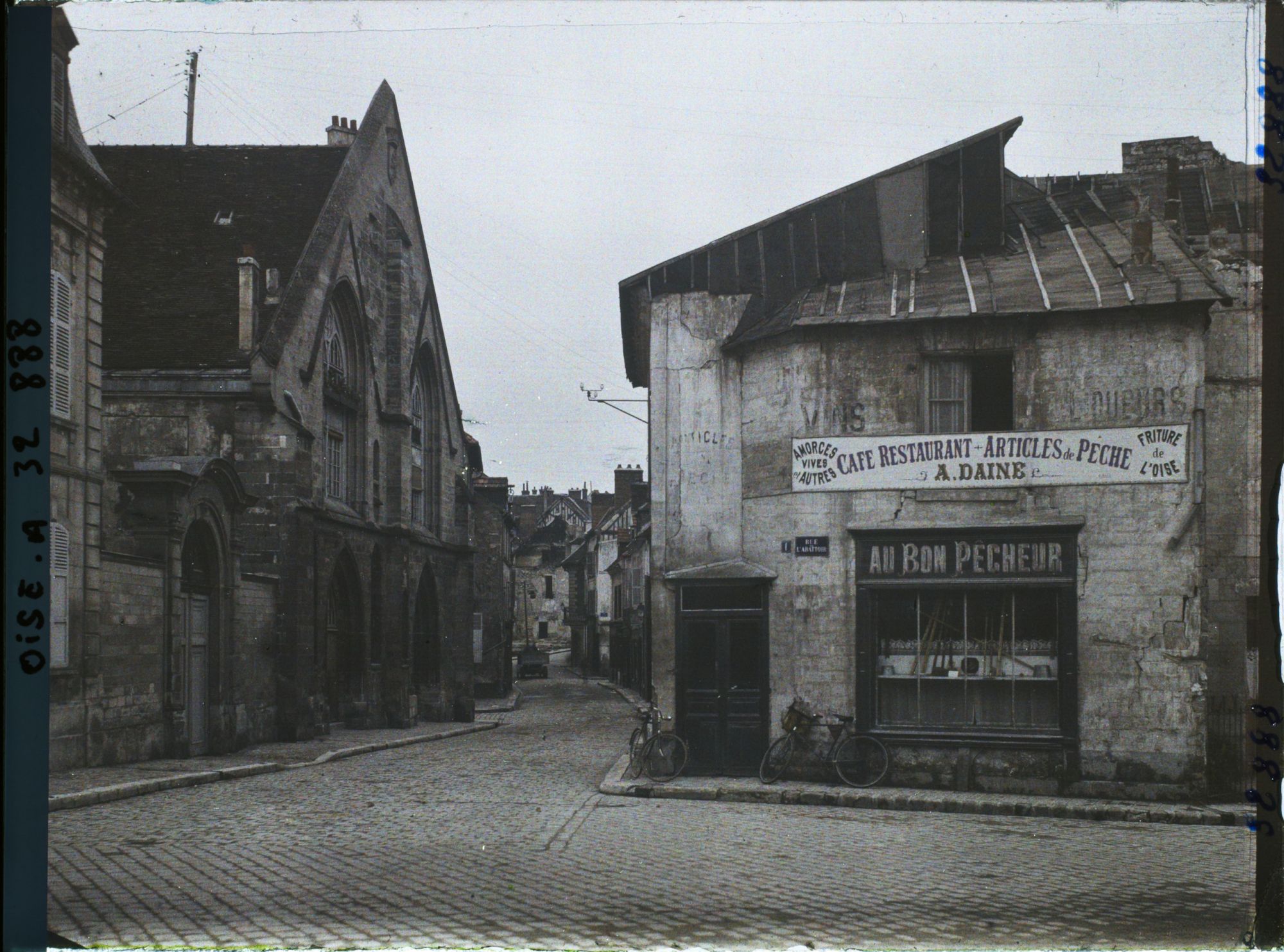 Image représentant France, Compiègne, Ancien Hôtel Dieu et entrée de la rue Jeanne d'Arc