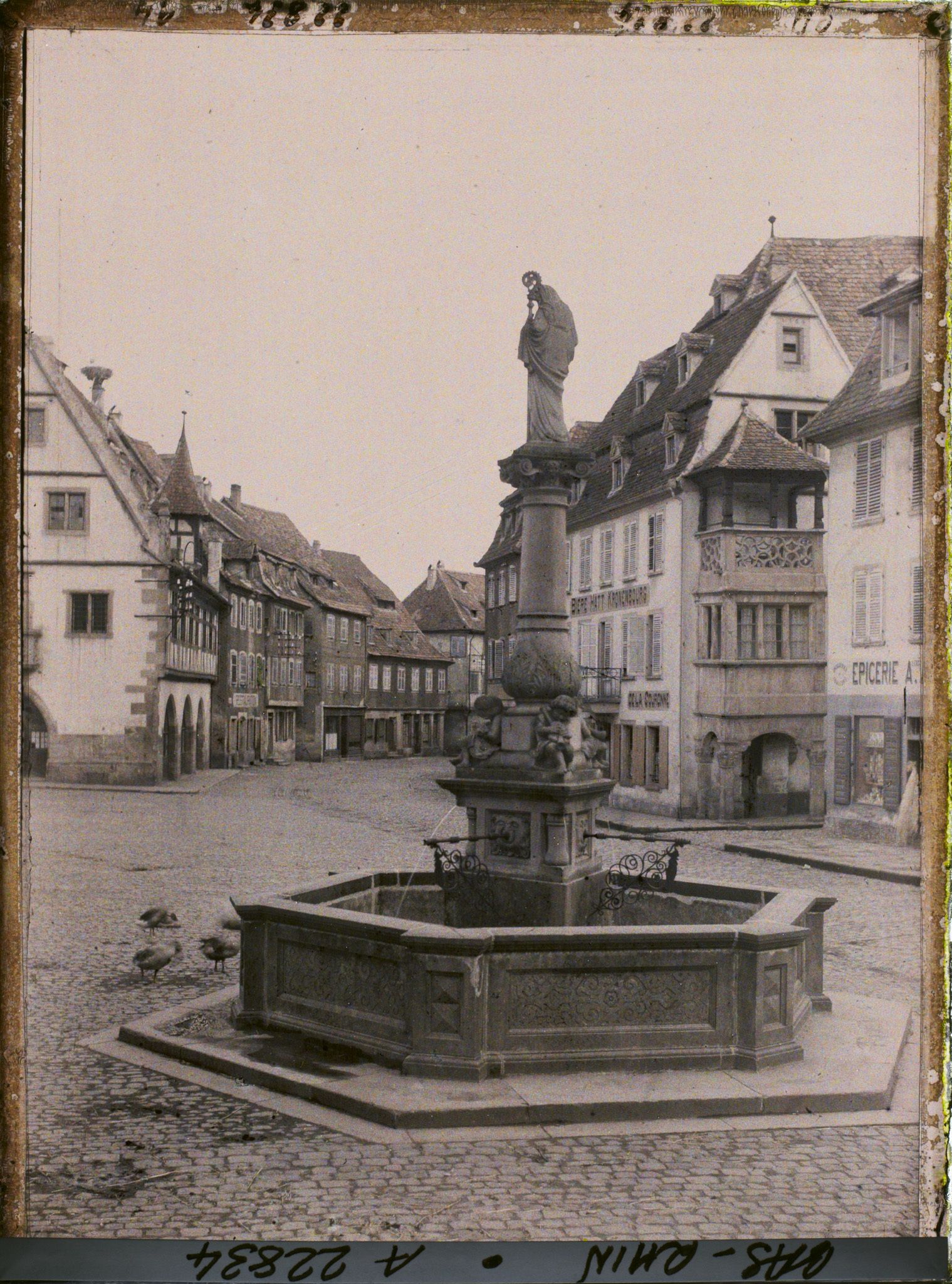 Image représentant France, Obernai, Place de la République, fontaine au 1er plan