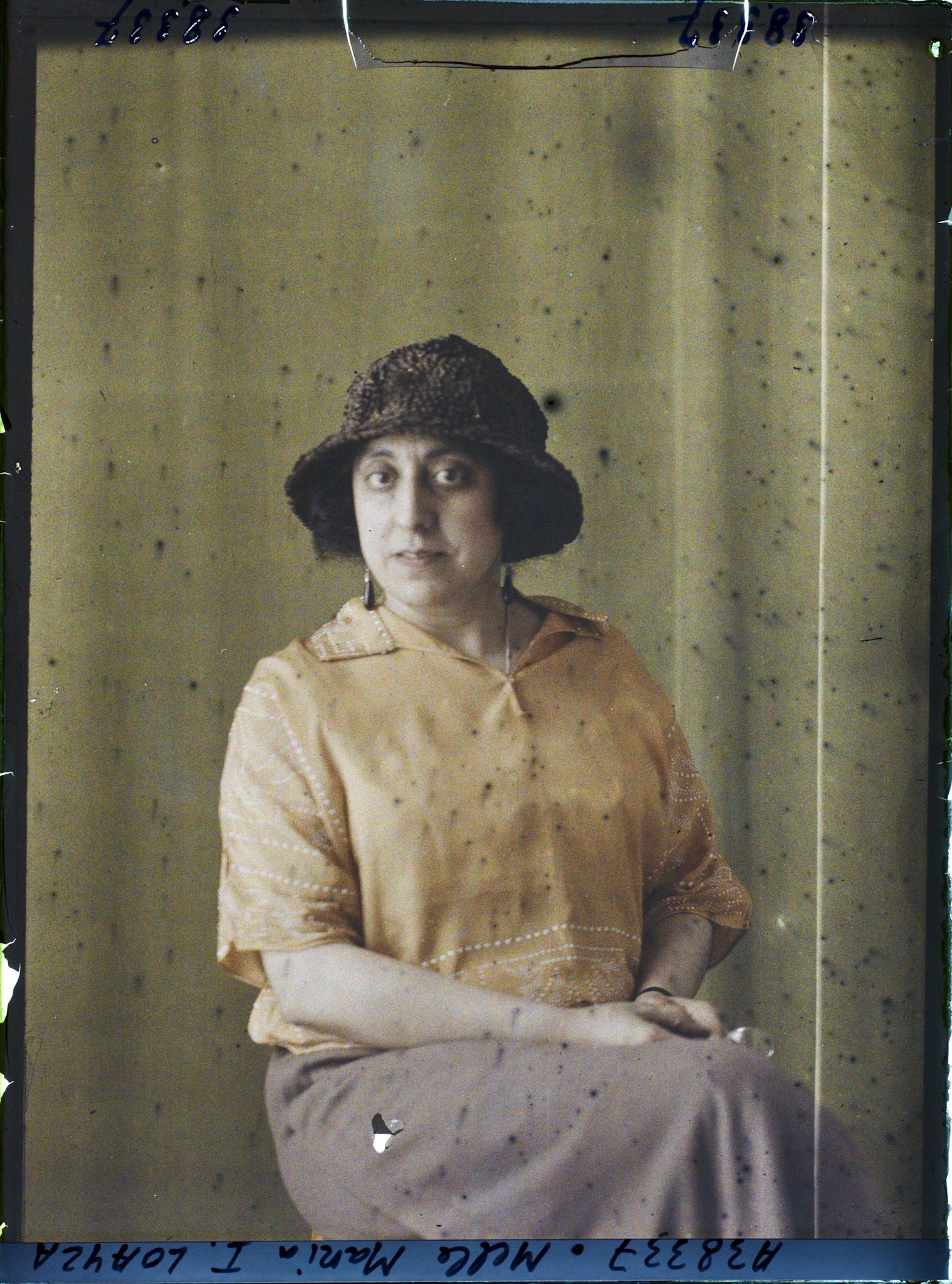 Image représentant Mademoiselle  https://musee-albert-kahn.s-museum.fr/home/NWQ2OTAwYzNmYjZlZTk1ZWQwODJmMjY4L2dlbmVyaWMtbm90aWNlLXRhYi9hdXRob3JpdHkvNjE3YTc5ZjVjZjhiODk2OGIzMzM3ZDIx/5d6900c3fb6ee95ed082f268/generic-notice-tab/authority/617a79ebcf8b8968b3337287 Maria Isabel Loayza