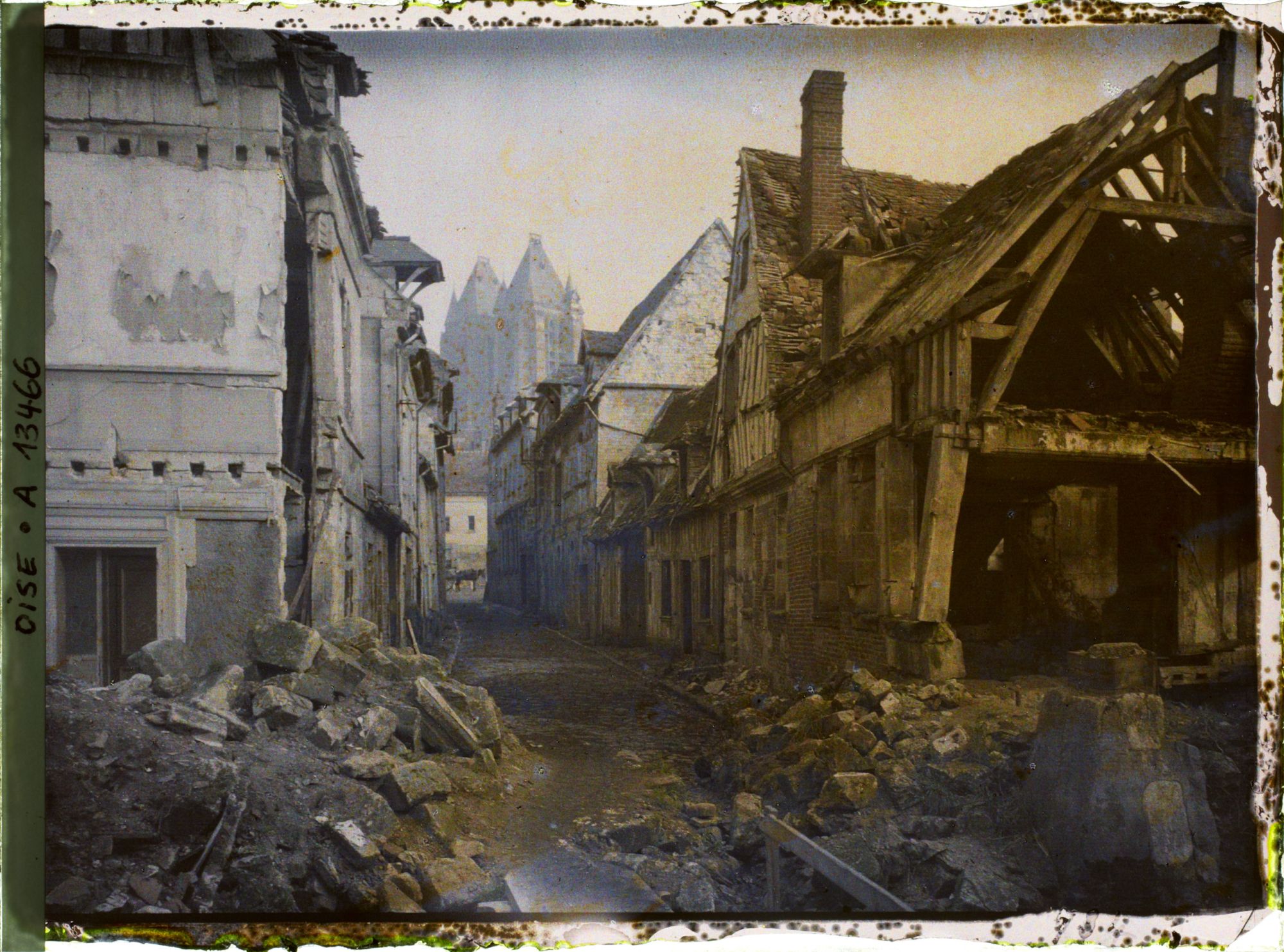 Image représentant France, Noyon, Viéille rue et Cathédrale