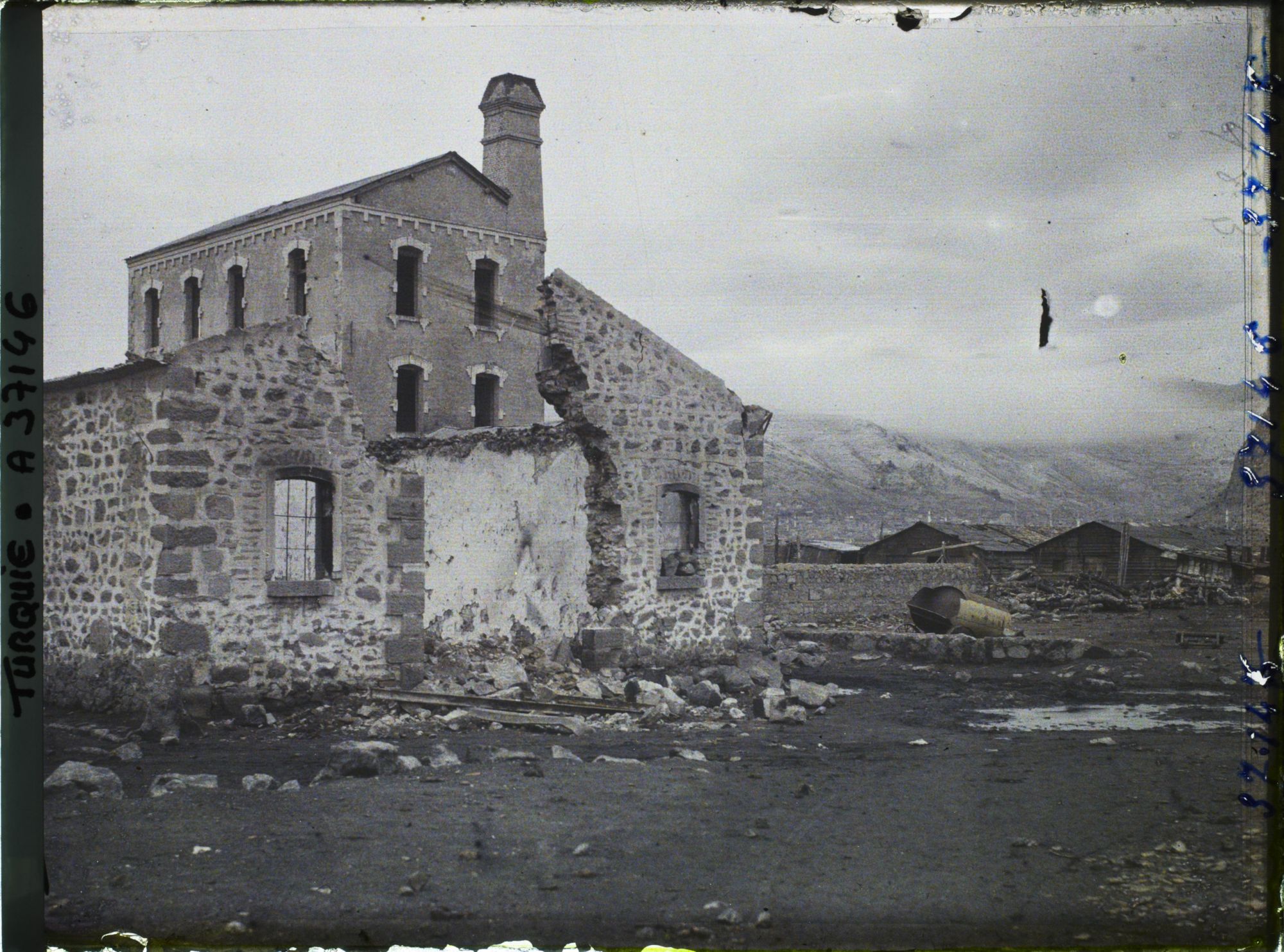 Image représentant Turquie, Afion-Kara-Hissar, Moulin incendié