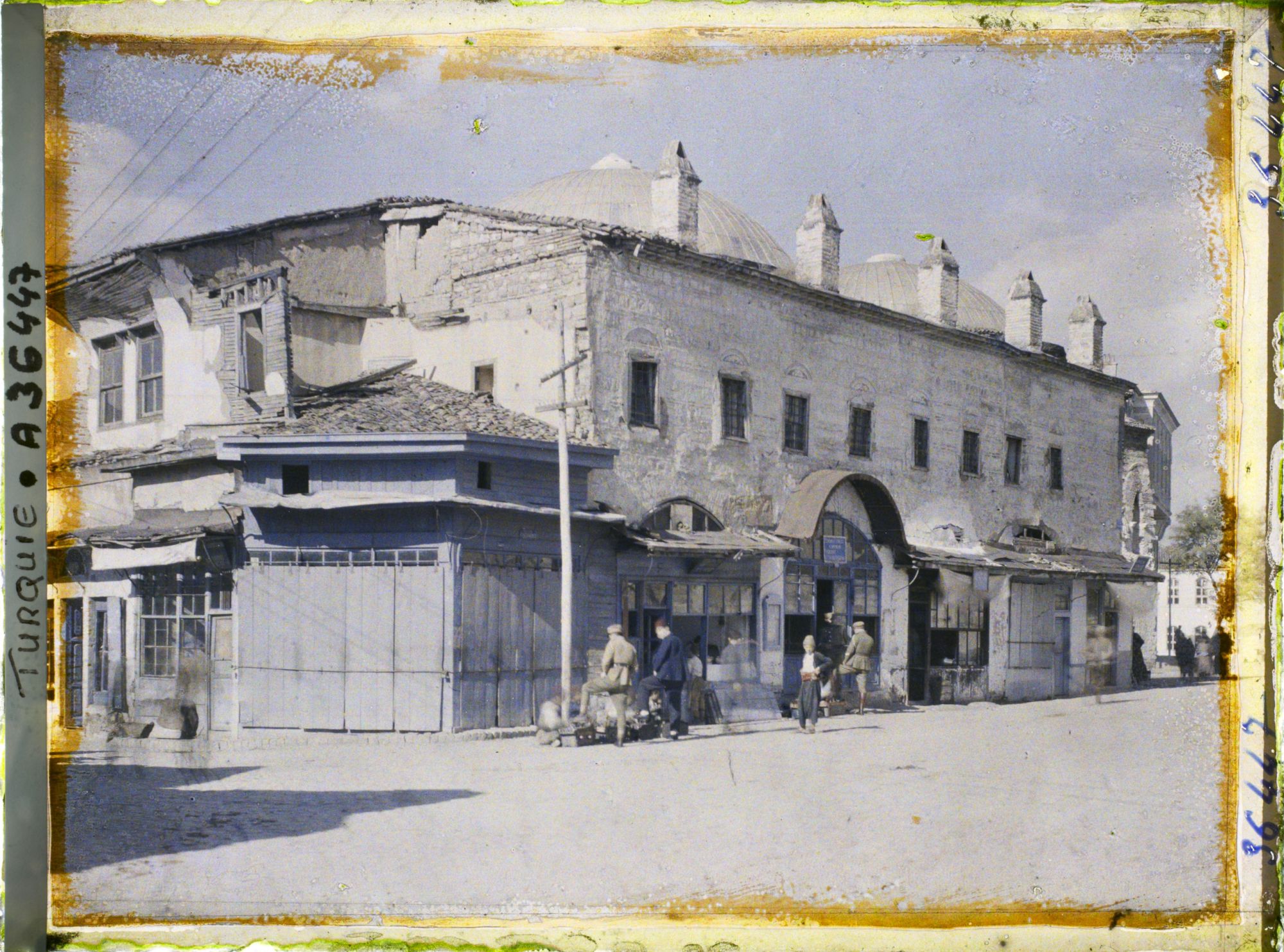 Image représentant Un marché couvert et des boutiques