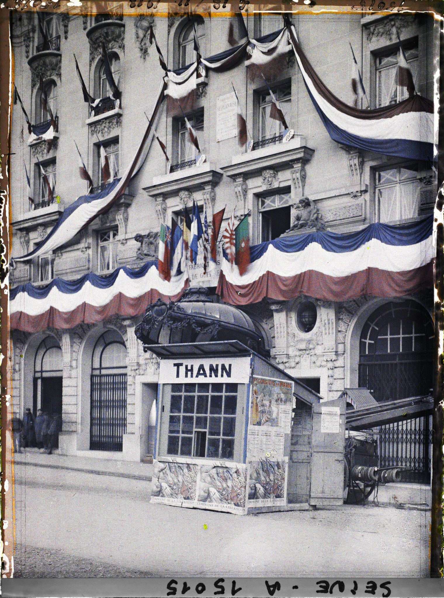 Image représentant Baraque de l'emprunt et pavoisements au 74 avenue des Champs-Elysées (hôtel Clarige)