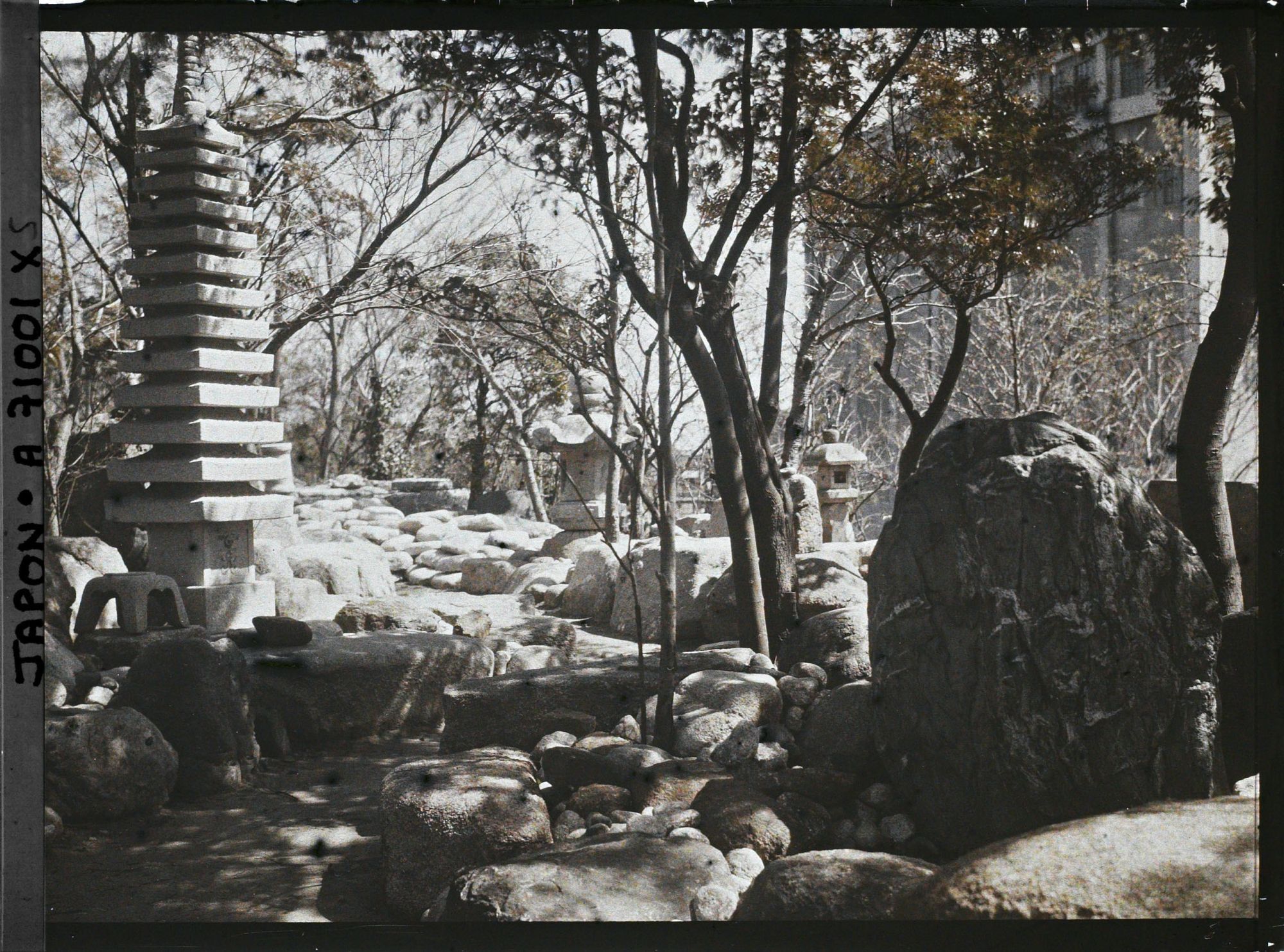 Image représentant Lanternes et pagode de pierre décorative (sekitô) dans un parc