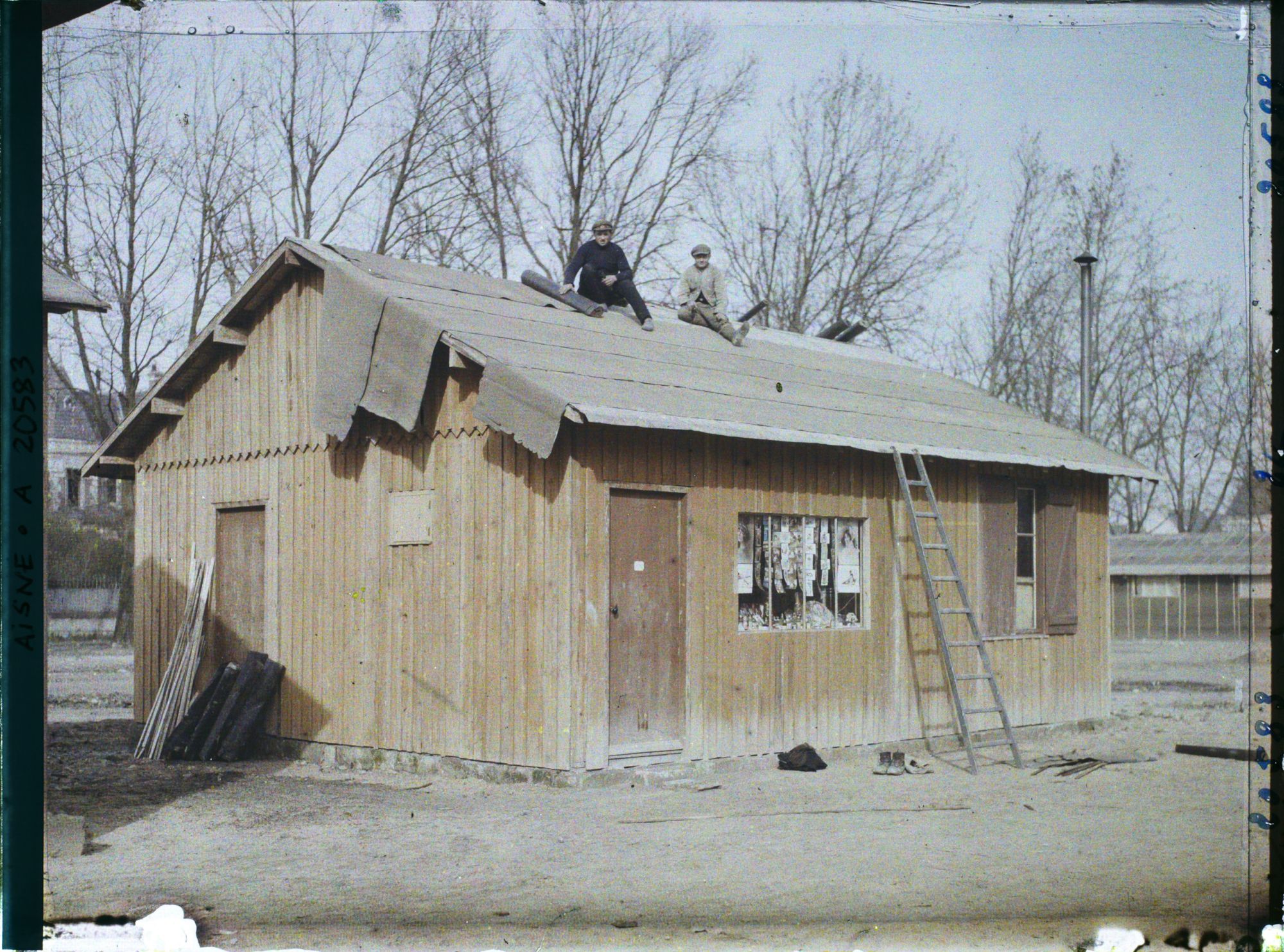 Image représentant France, Soissons, Ouvriers Couvrant une maison