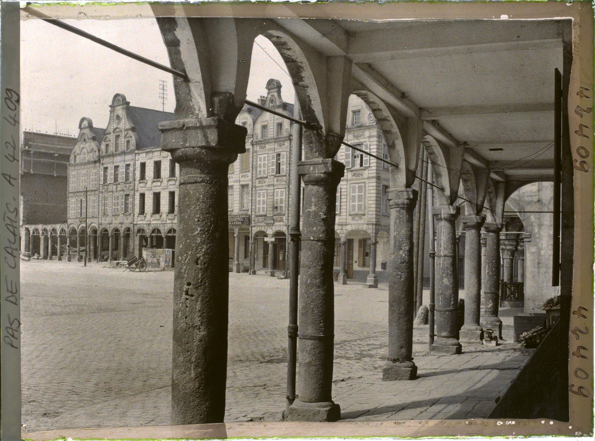 Image représentant France, Arras, Gde Place vers l'Ouest et Colonnade