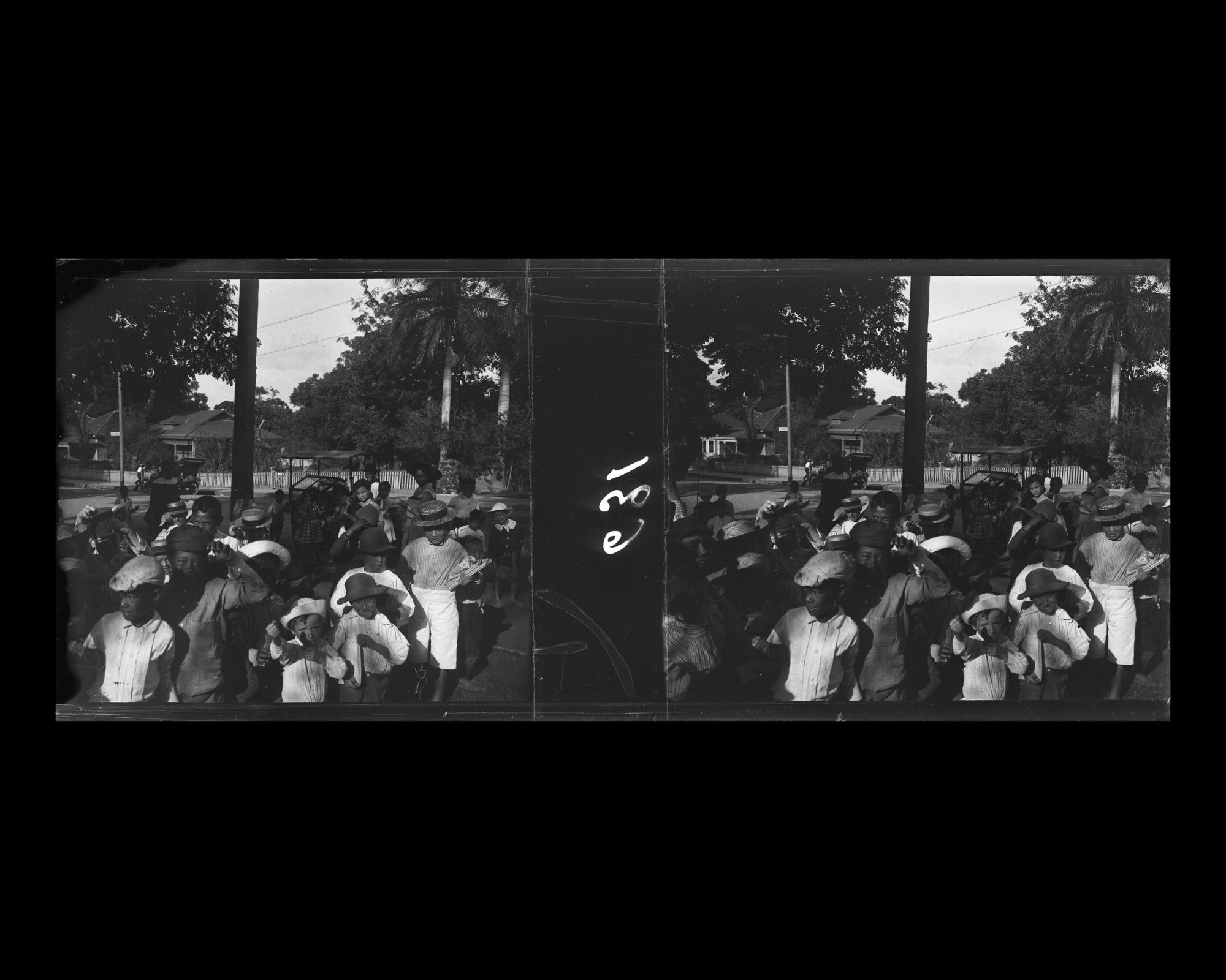 Image représentant Enfants à la sortie d'une école