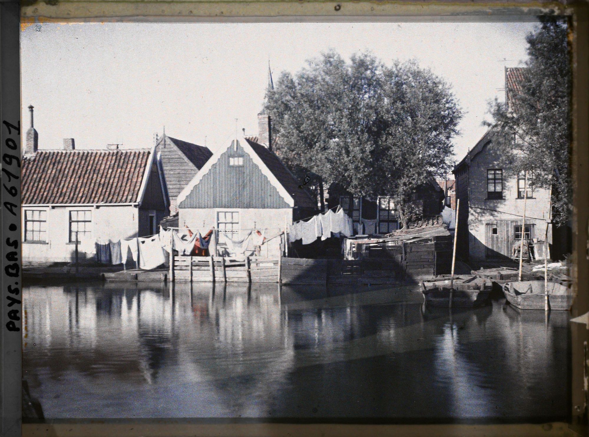 Image représentant Maisons au bord d'un canal