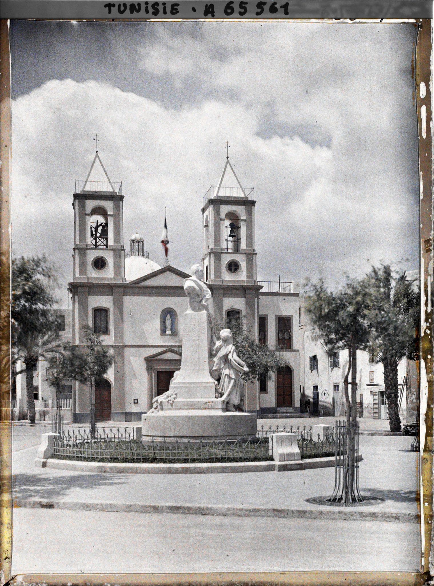 Image représentant La cathédrale et le monument dédié à Philippe Thomas