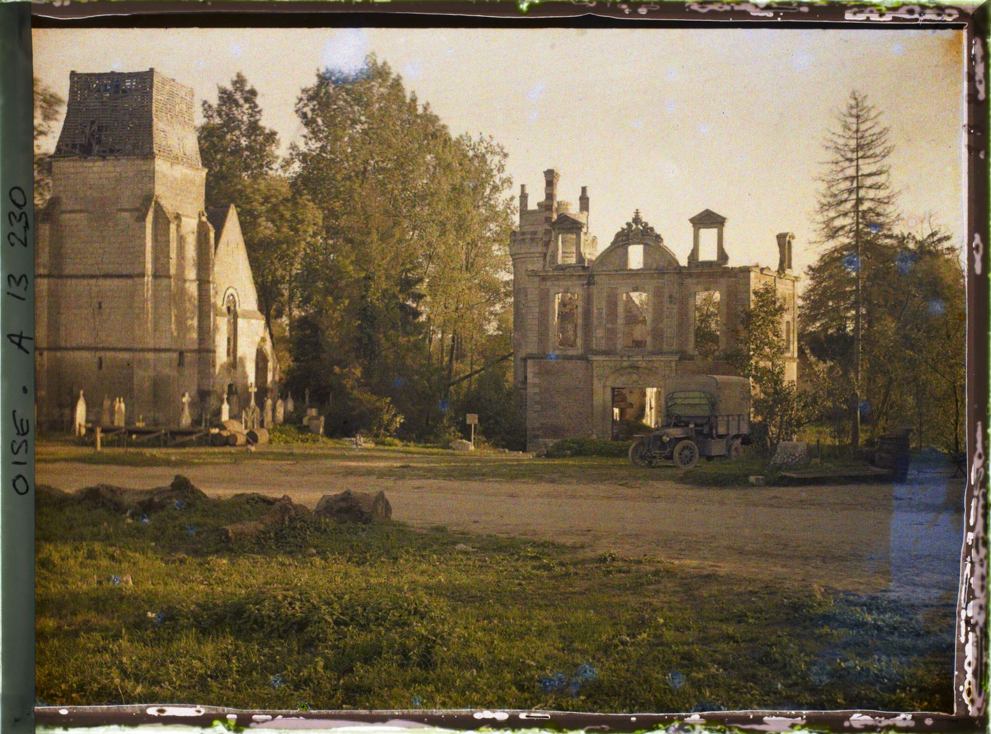 Image représentant France, Dives, Le Château et l'Eglise