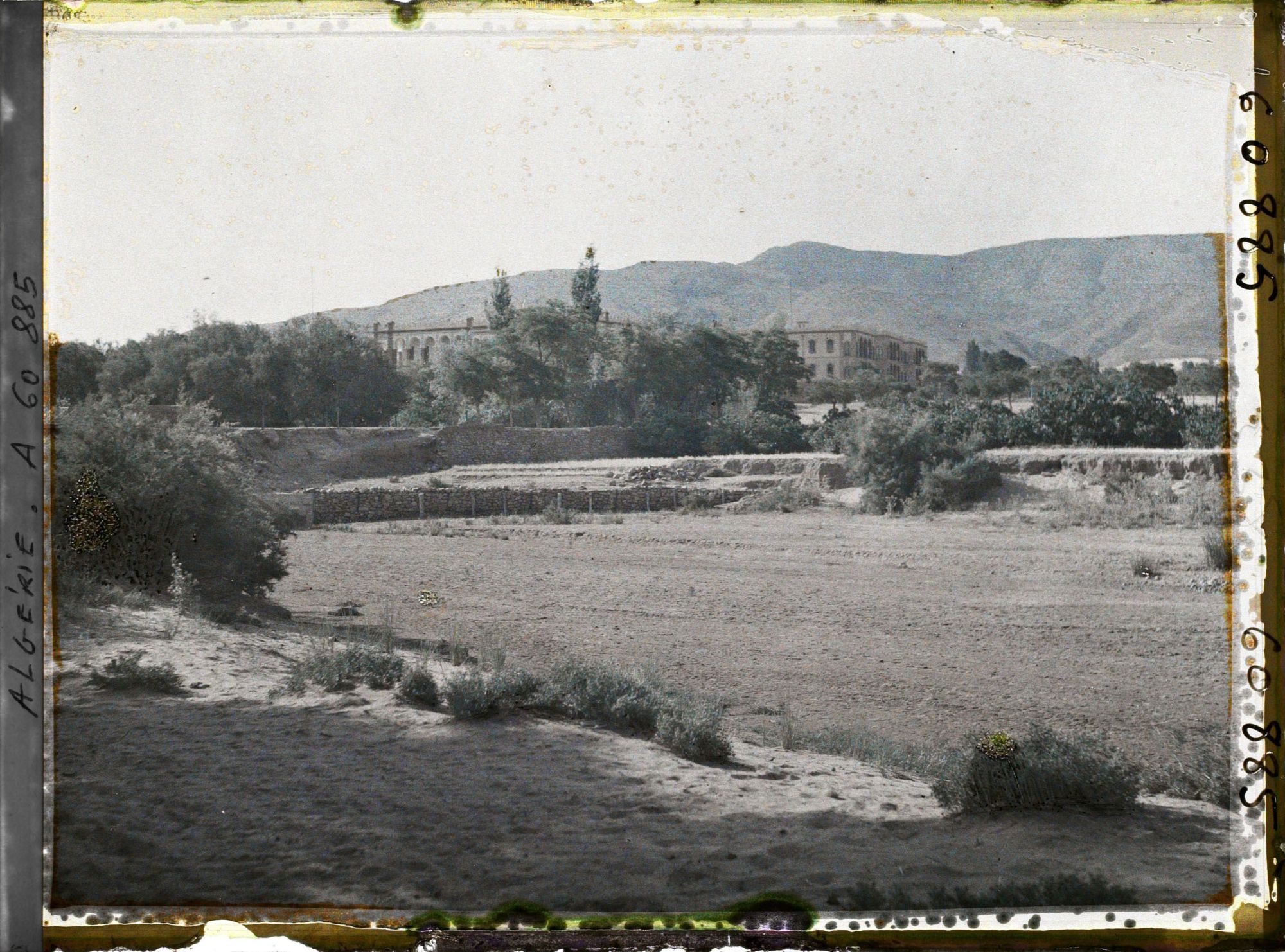 Image représentant Le lit asséché de l'oued Sefra