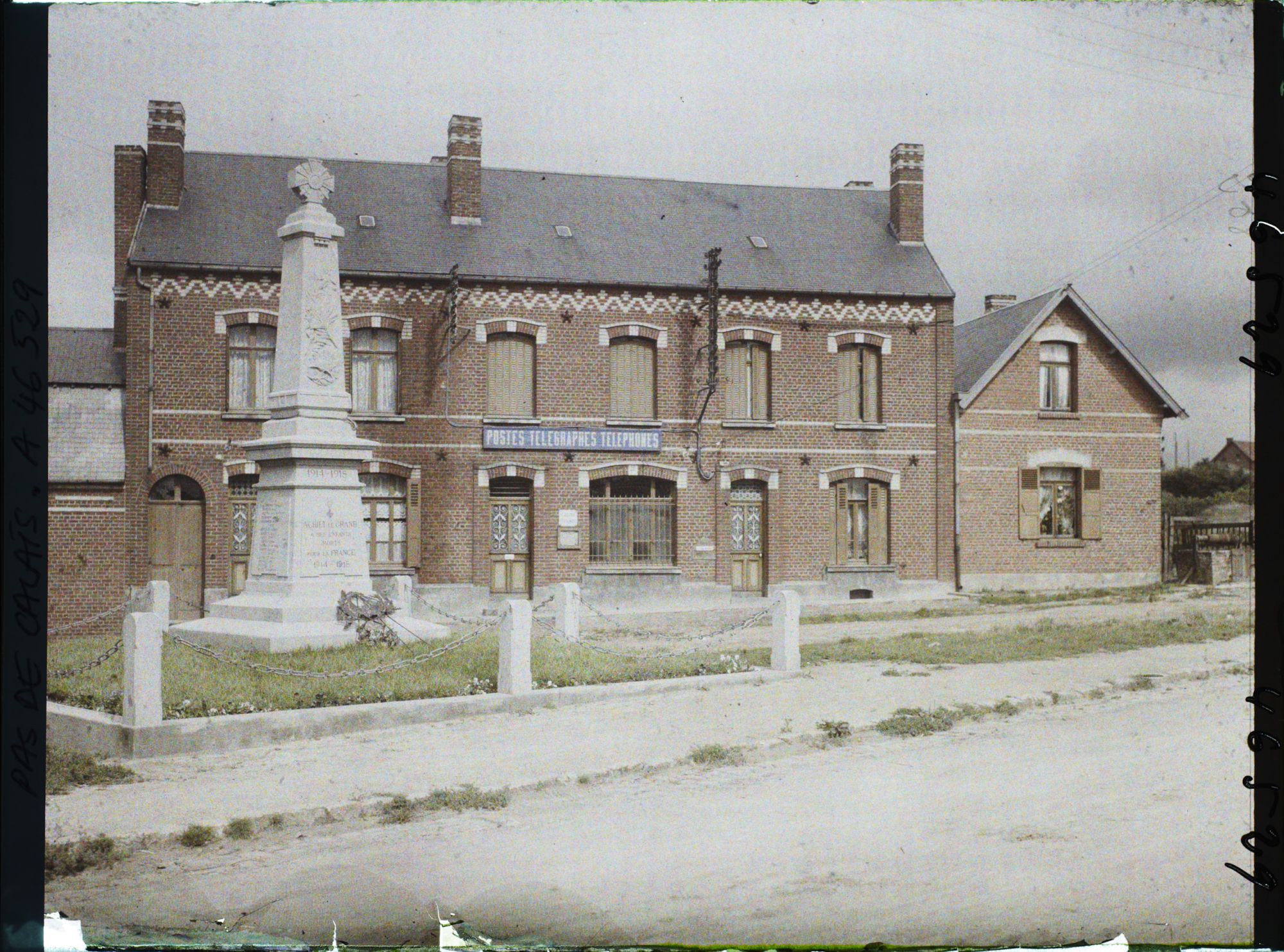 Image représentant France, Achiet, La Poste et le Monumt aux Morts (refait)