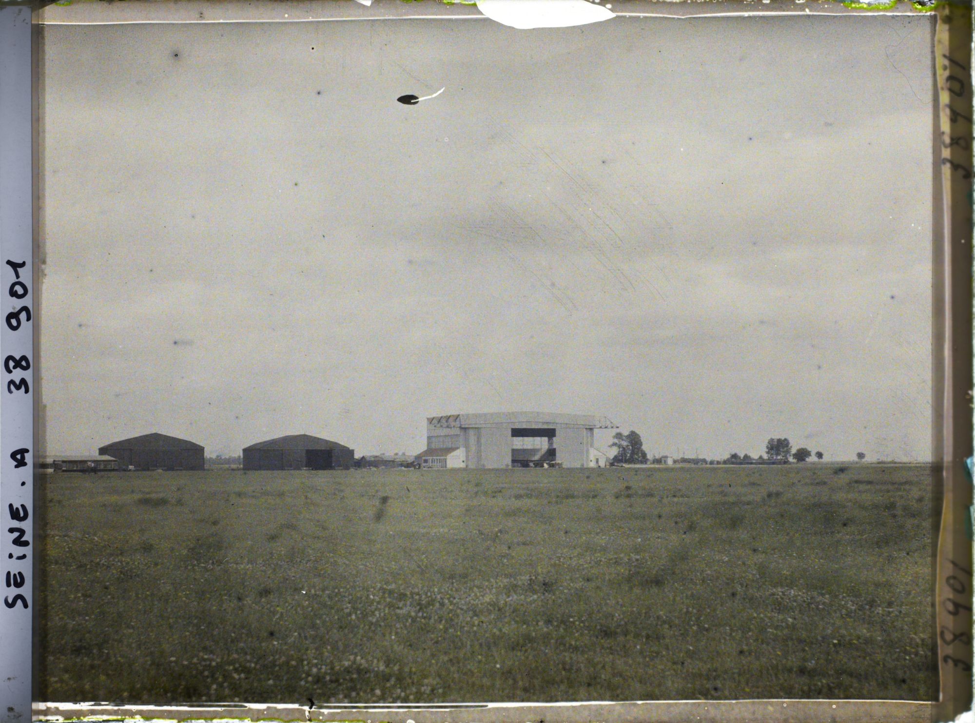 Image représentant Vue du hangar métallique situé le long de la route reliant Orly à la Route Nationale no 7