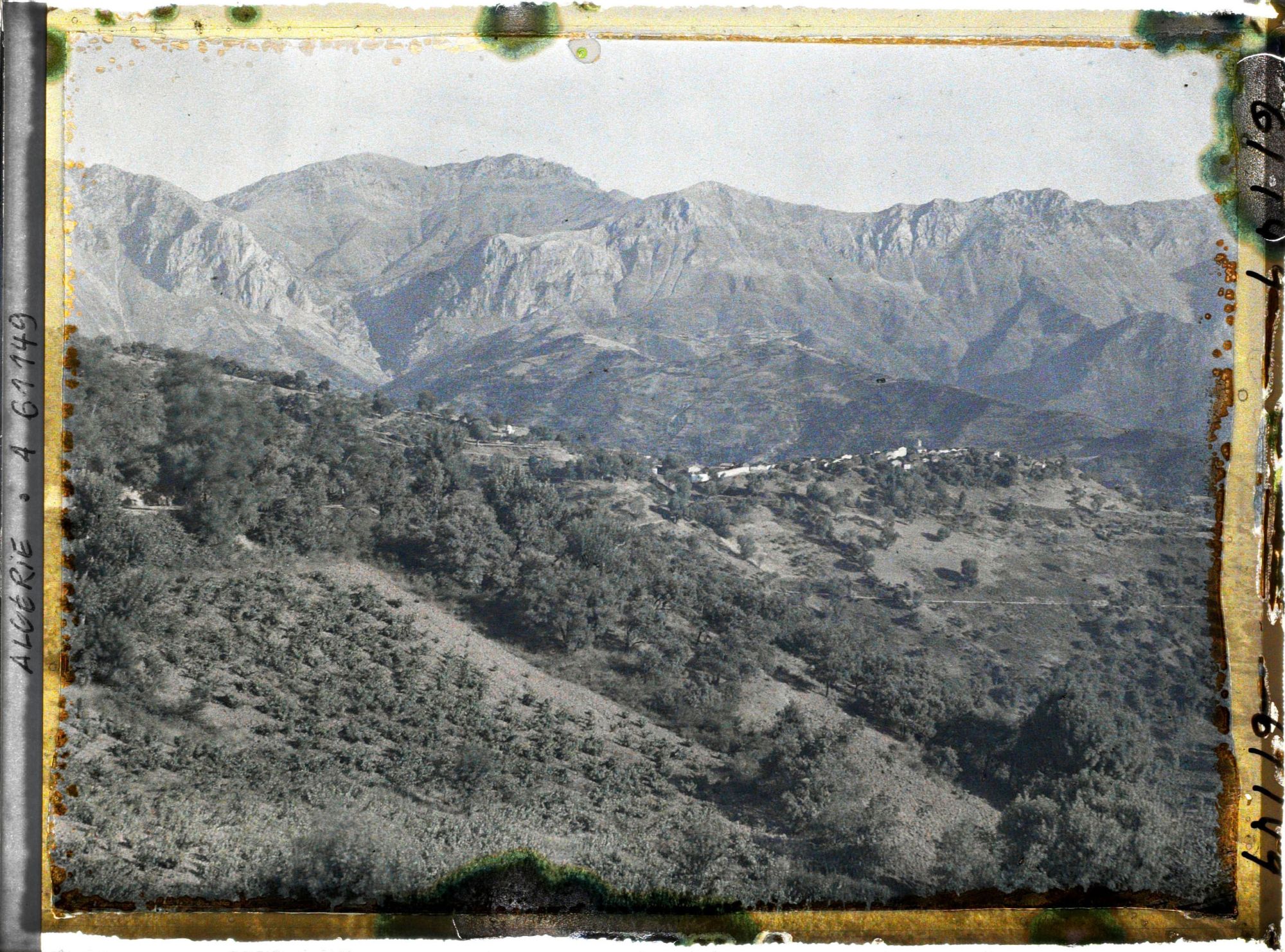 Image représentant Vue vers les crêtes de l'Azerou Tidjer et du village de Taourirt Amokrane