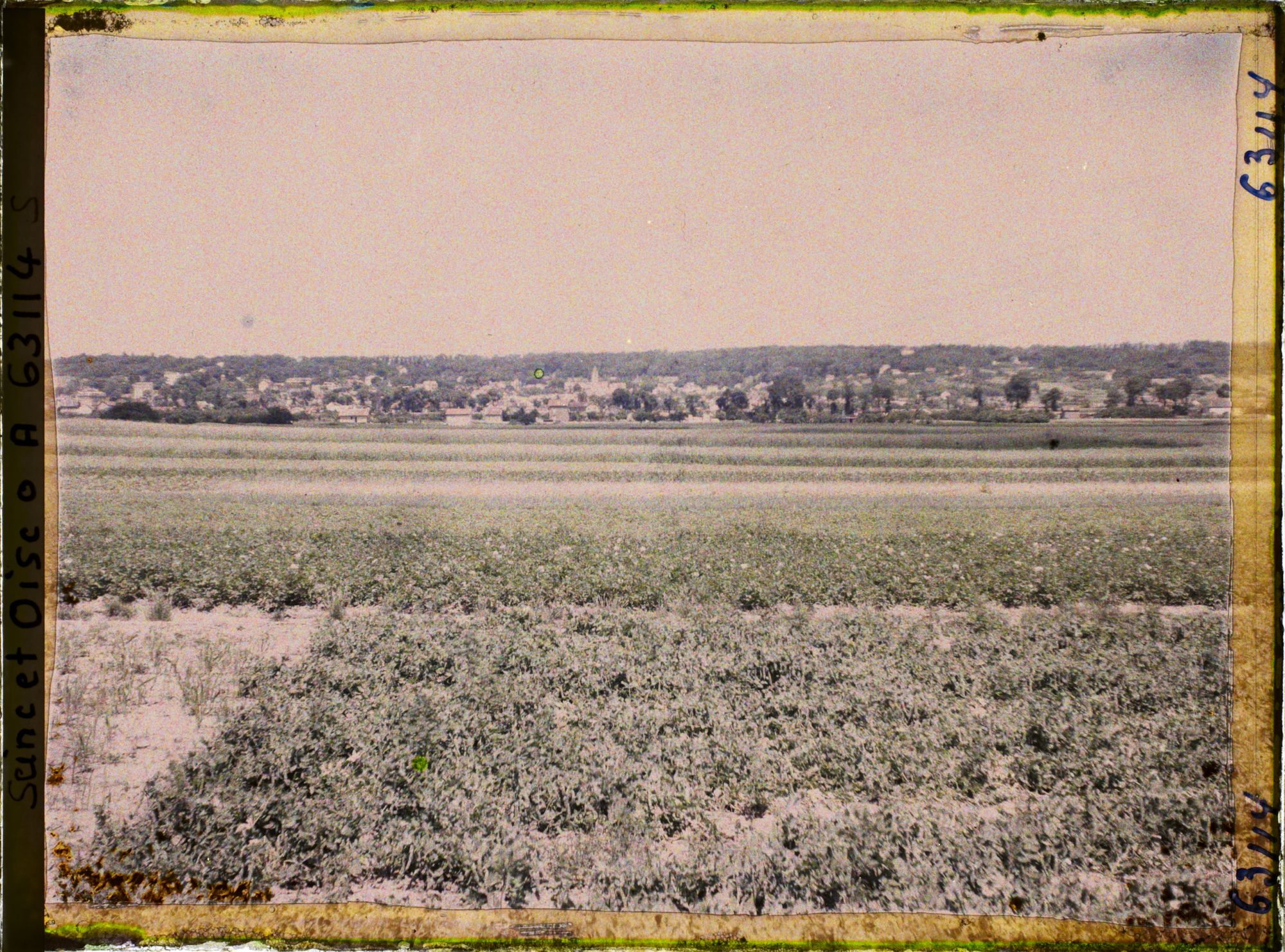 Image représentant Ile de France, Corneilles en Parisis , La plaine et, au fond, le Village
