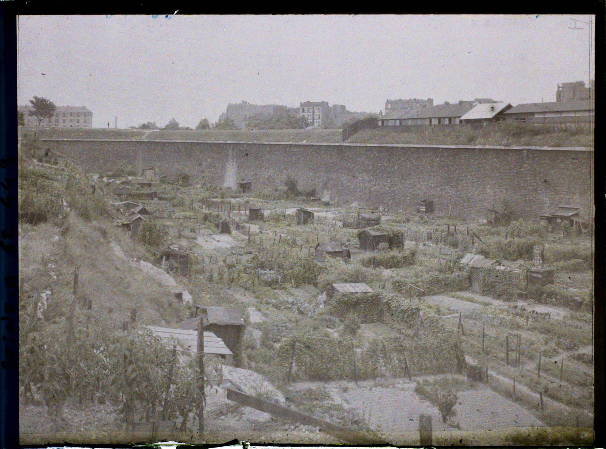 Image représentant Les jardins ouvriers dans les fossés des fortifications, entre les portes de Clichy et de Saint-Ouen (?)
