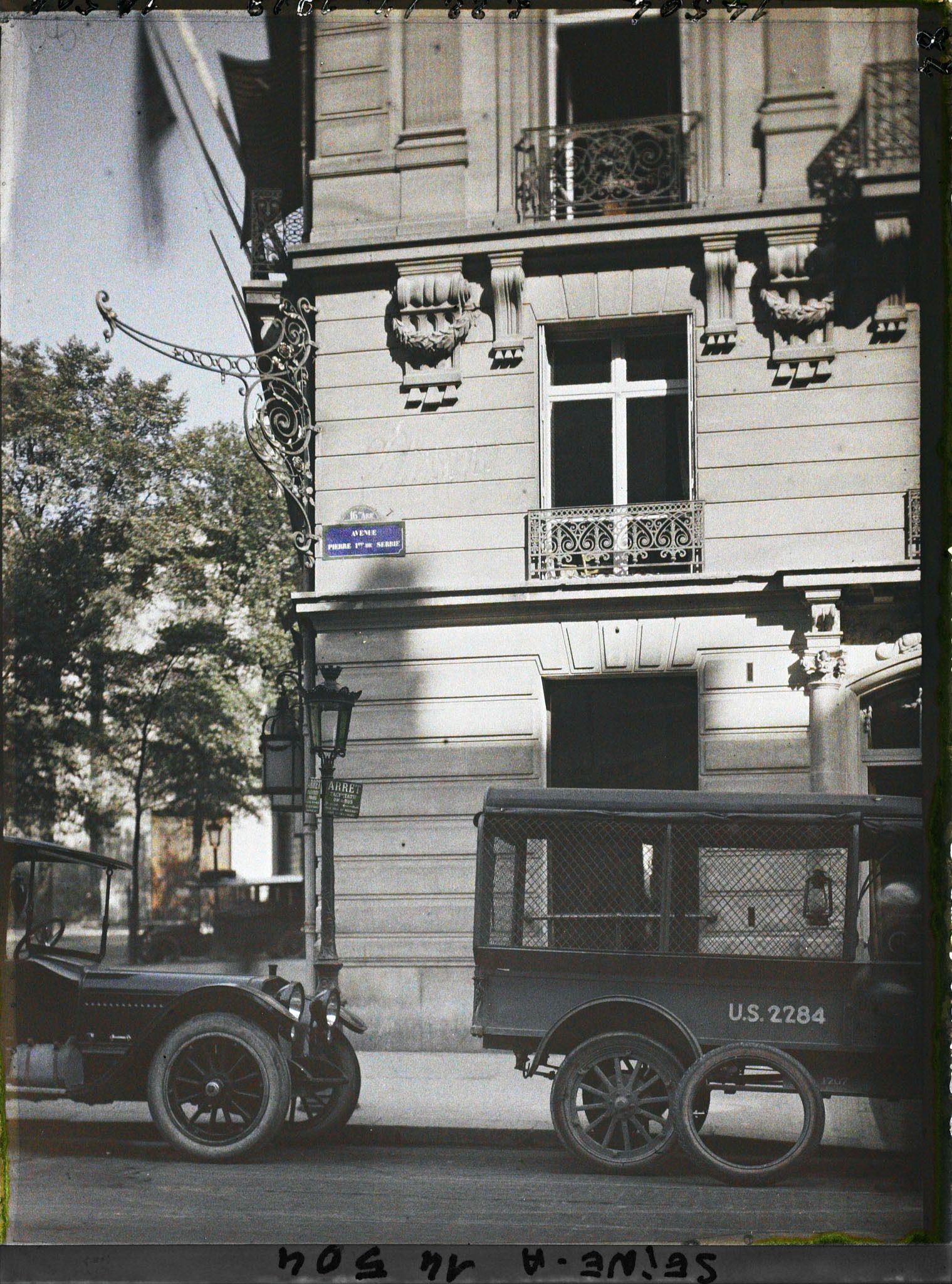 Image représentant Plaque "avenue Pierre Ier de Serbie", à l'angle de la place d'Iéna