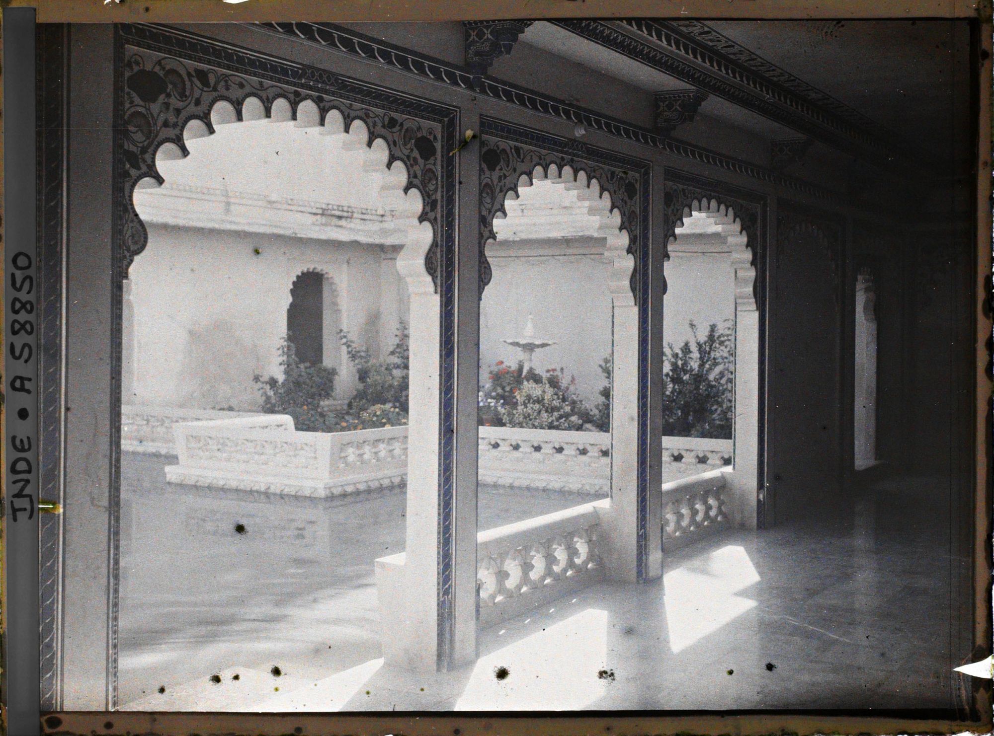 Image représentant Patio du palais d'été (ou Jag Niwas), édifié sur le lac Pichola