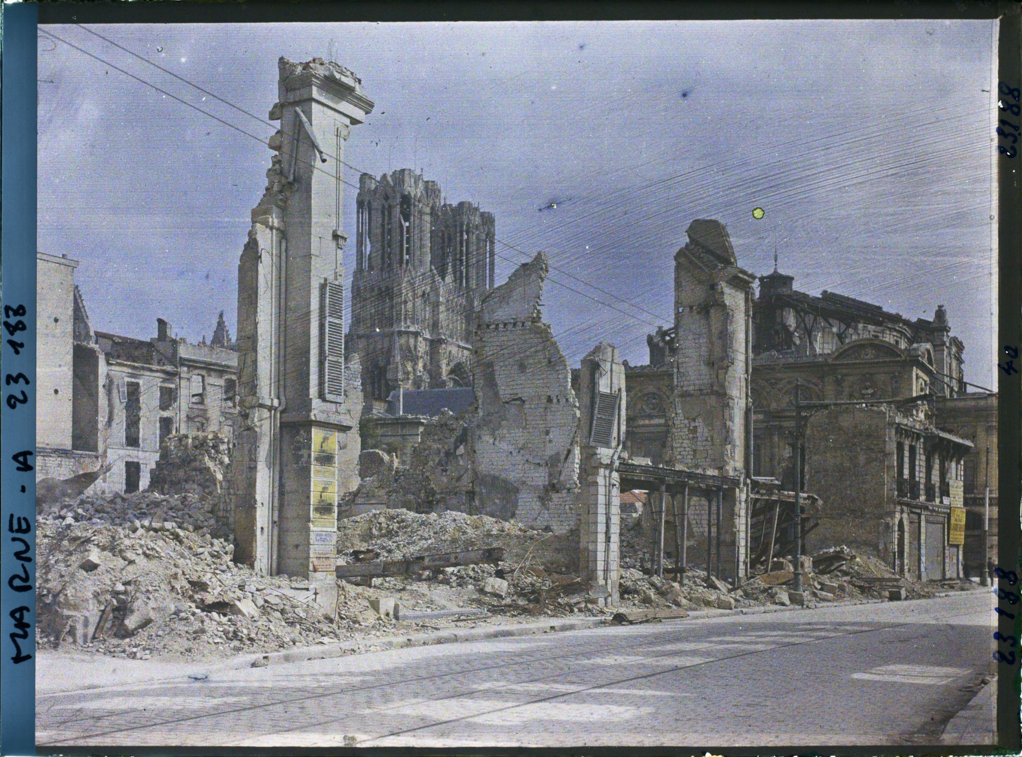 Image représentant France, Reims, La Cathédrale et le Théâtre depuis la rue de Talleyrand