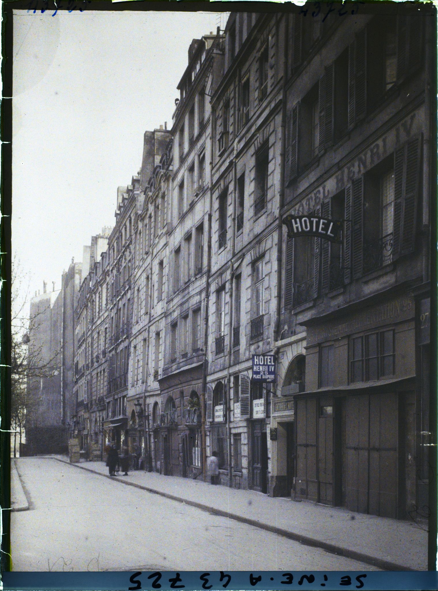 Image représentant Un côté de la place Dauphine
