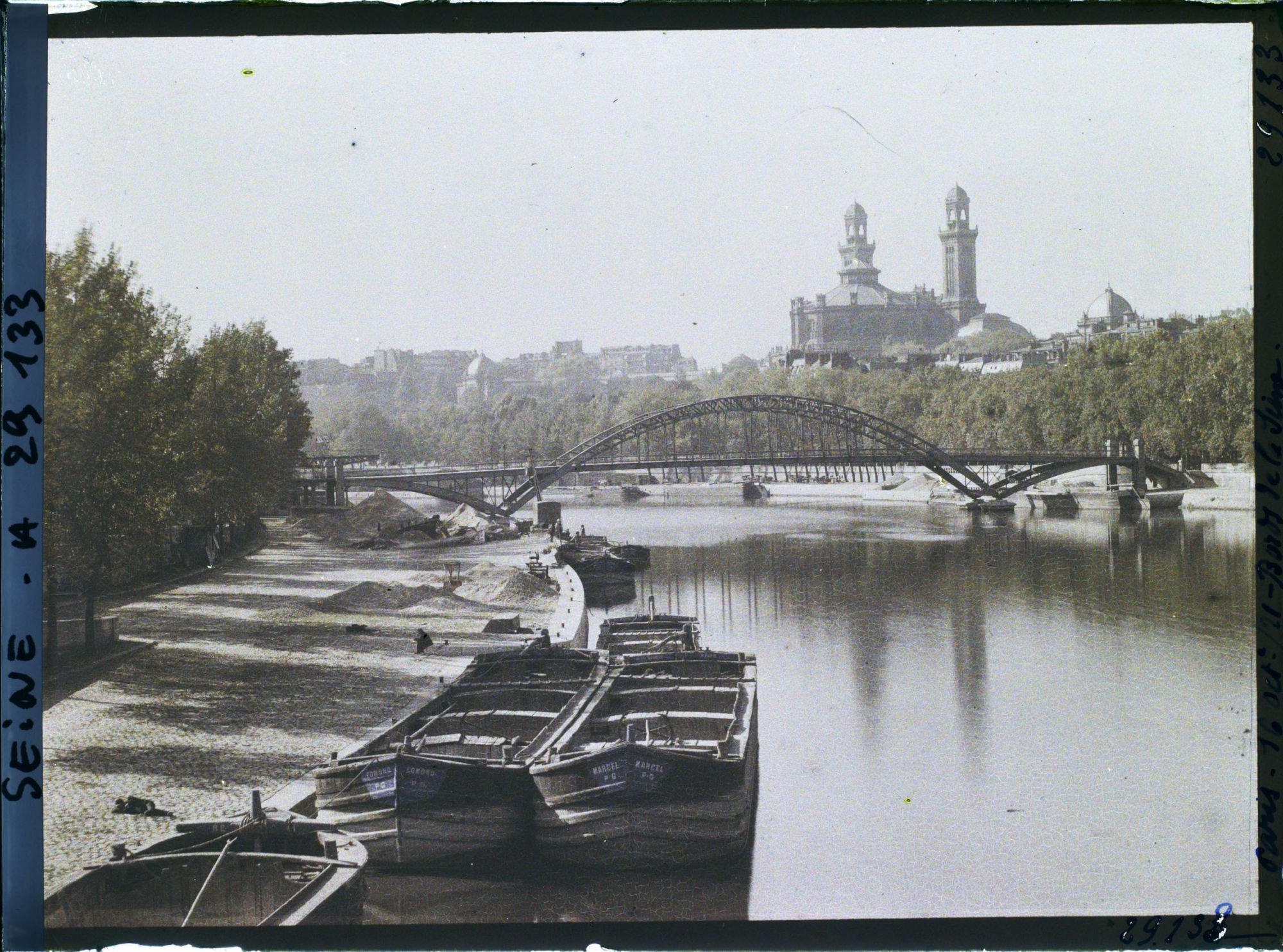 Image représentant La passerelle Debilly et le Trocadéro depuis l'actuel quai Branly (une partie du quai d'Orsay jusqu'en 1941)