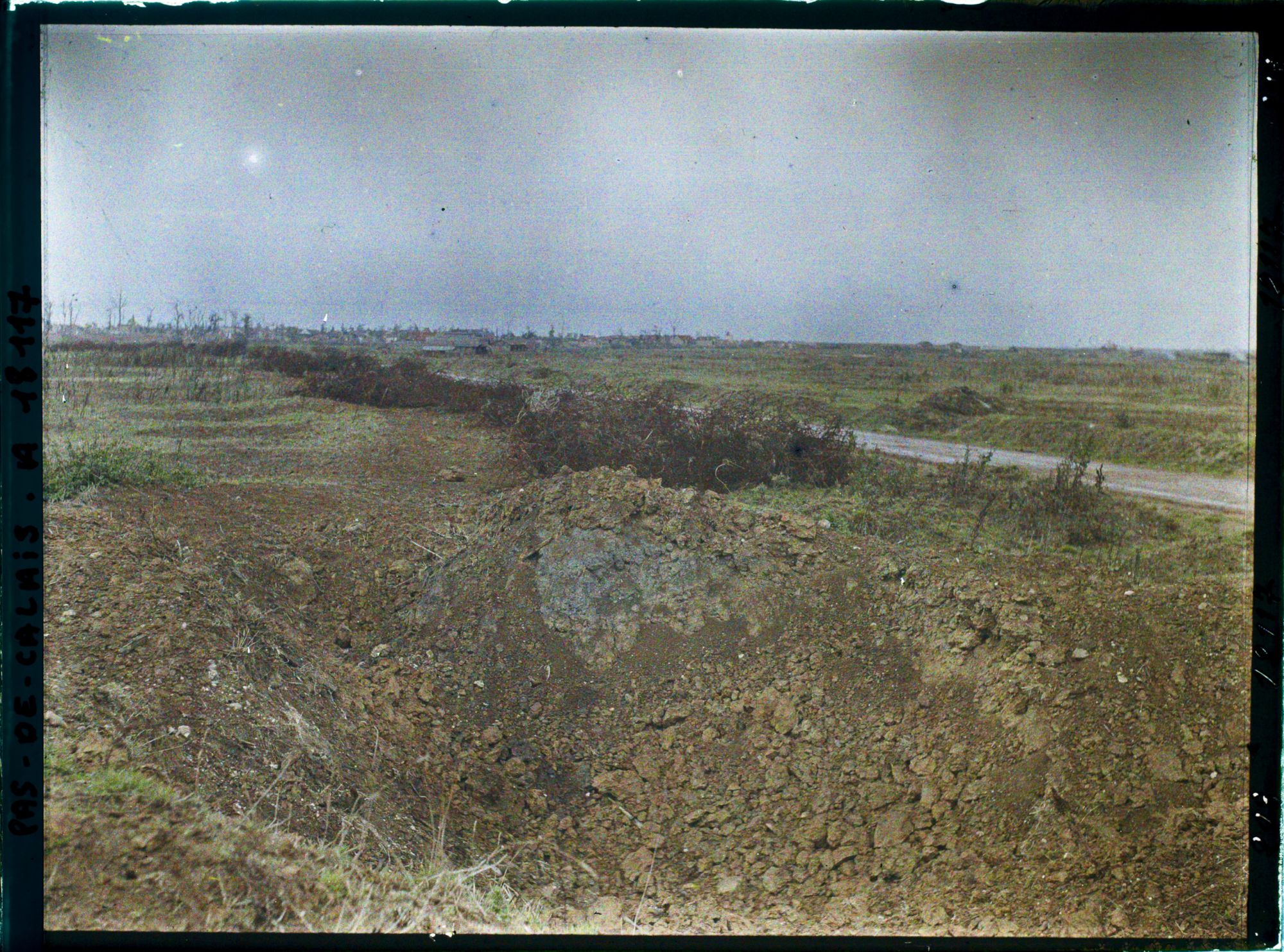 Image représentant France, Méricourt, Trou de marmite, fil de fer renversé sur le bord de la route