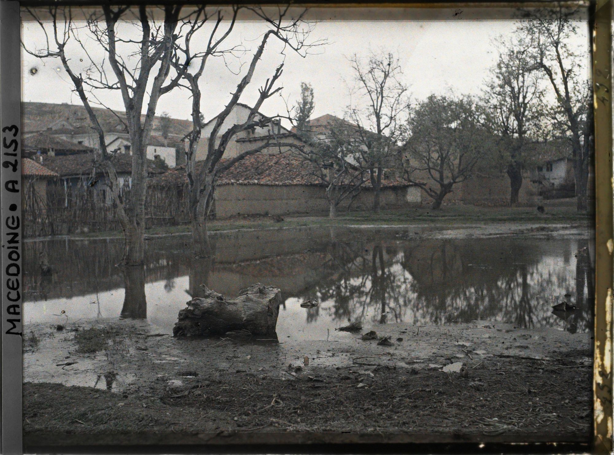 Image représentant Une des places toute en flaques d'eau