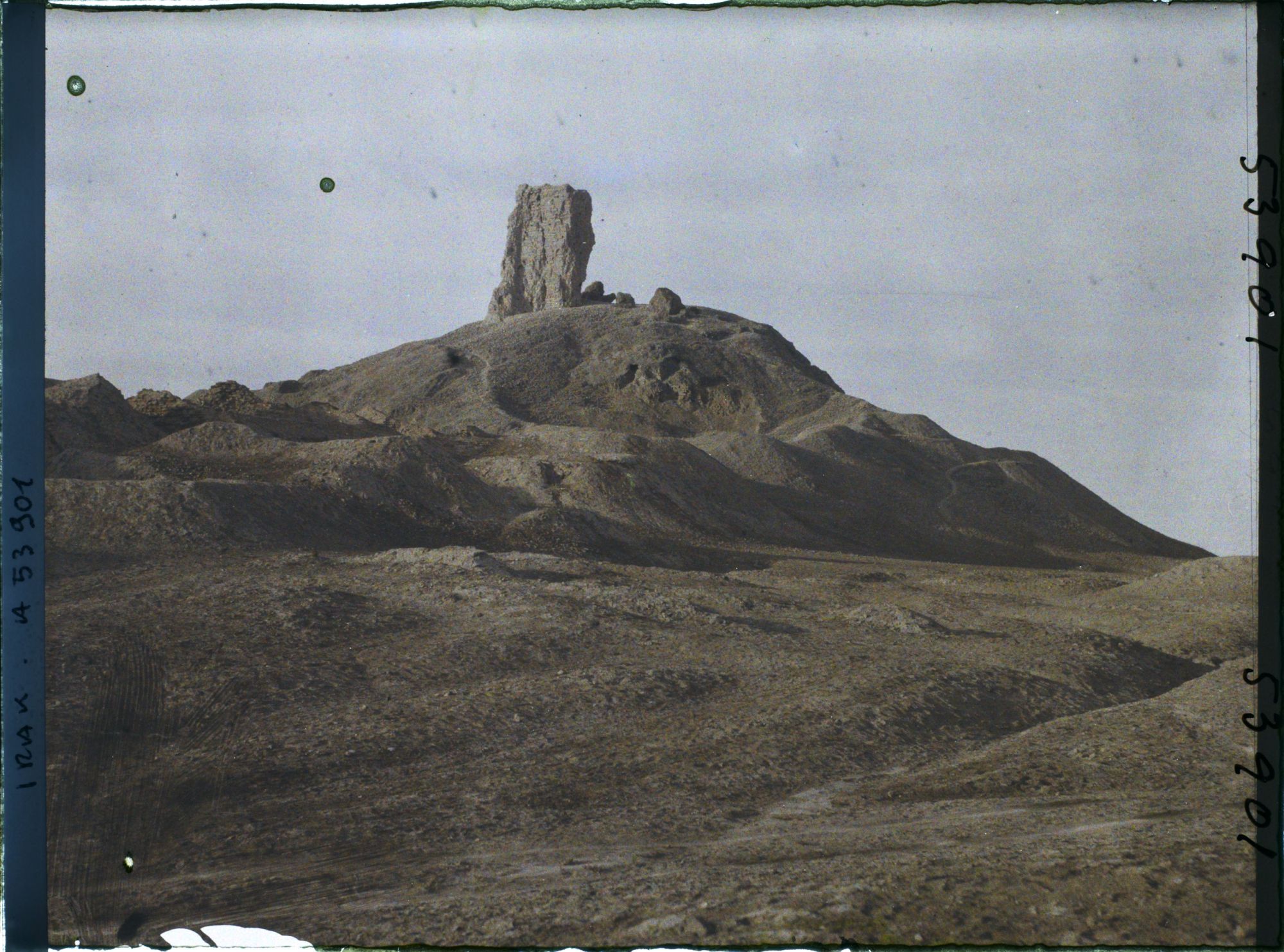 Image représentant Le Bit-Zida : vestiges de la Ziggourat (tour à étages) du grand temple de Nabû