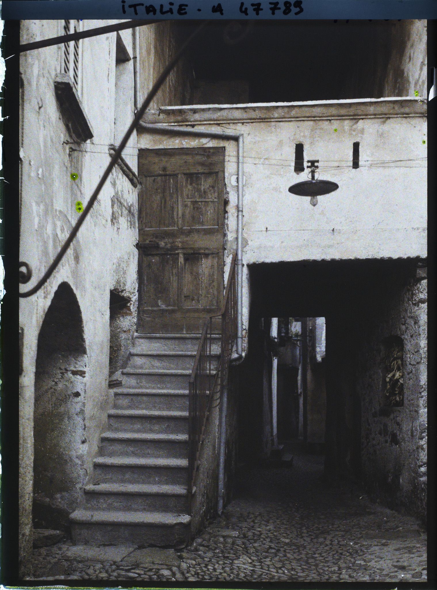 Image représentant Un passage couvert dans une ruelle sur l'île des Pêcheurs (isola dei Pescatori)