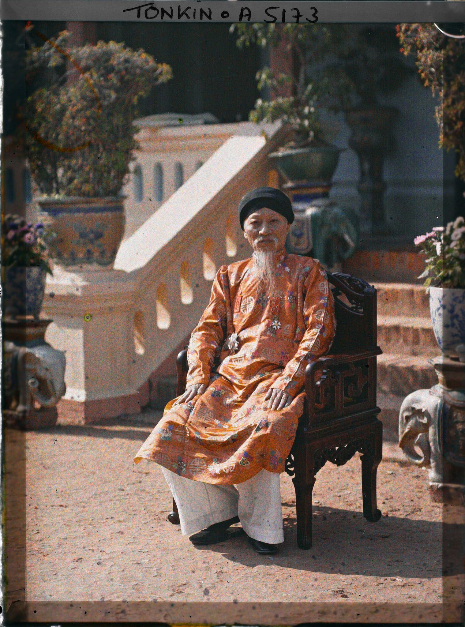 Image représentant L'ex Kinh lu'o'c (vice-roi) du Tonkin, assis devant la villa de son fils, le Tông-dôc (gouverneur) de la province