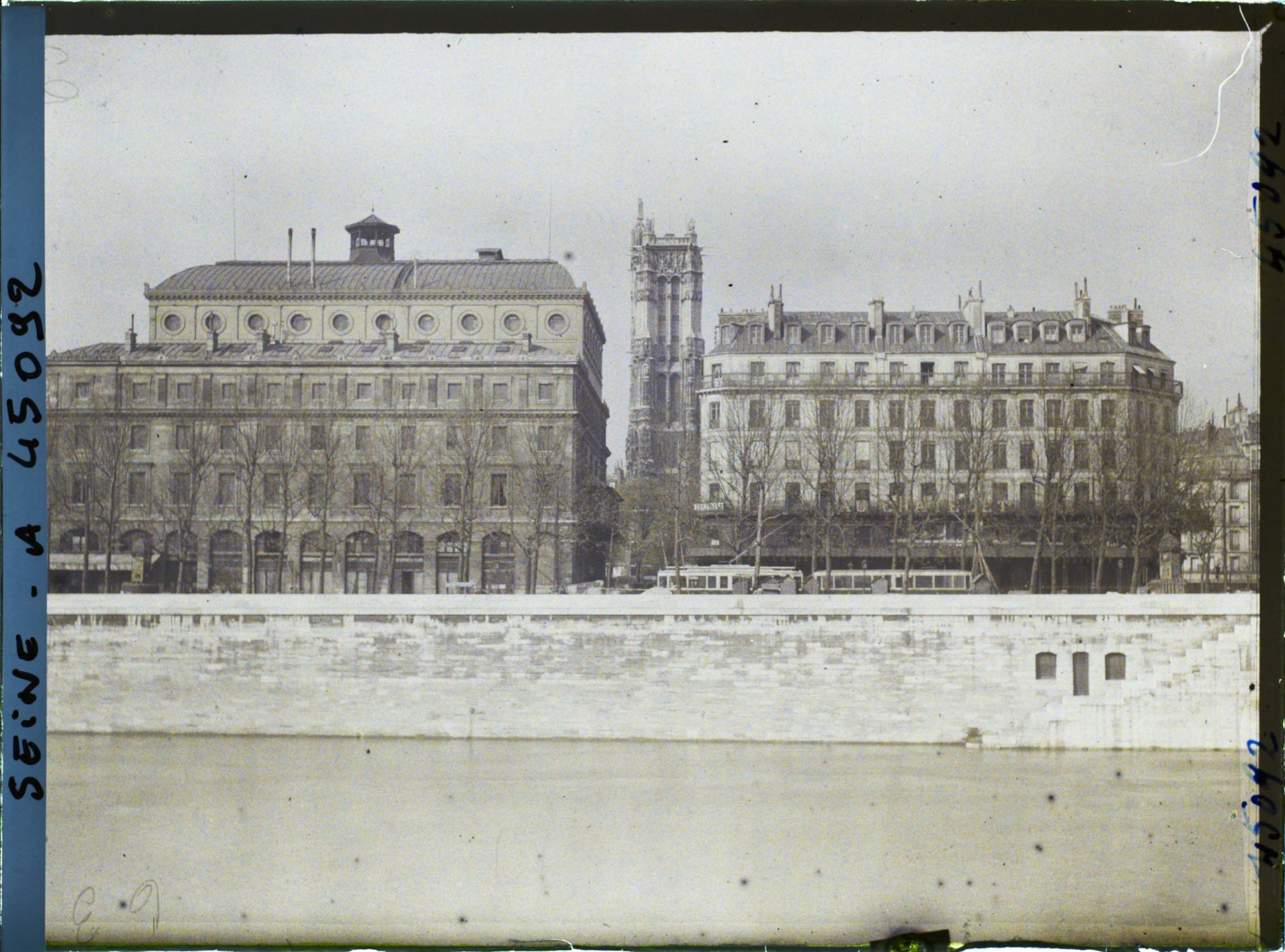 Image représentant Le théâtre Sarah Bernhardt et la tour Saint-Jacques depuis le quai de la Corse